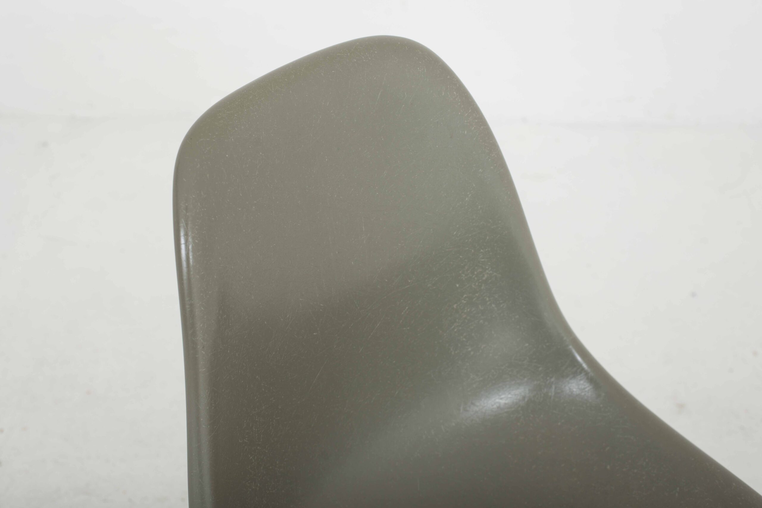 Charles &amp; Ray Eames Fiberglass Side Chair DSR von Vitra in Raw Umber-5