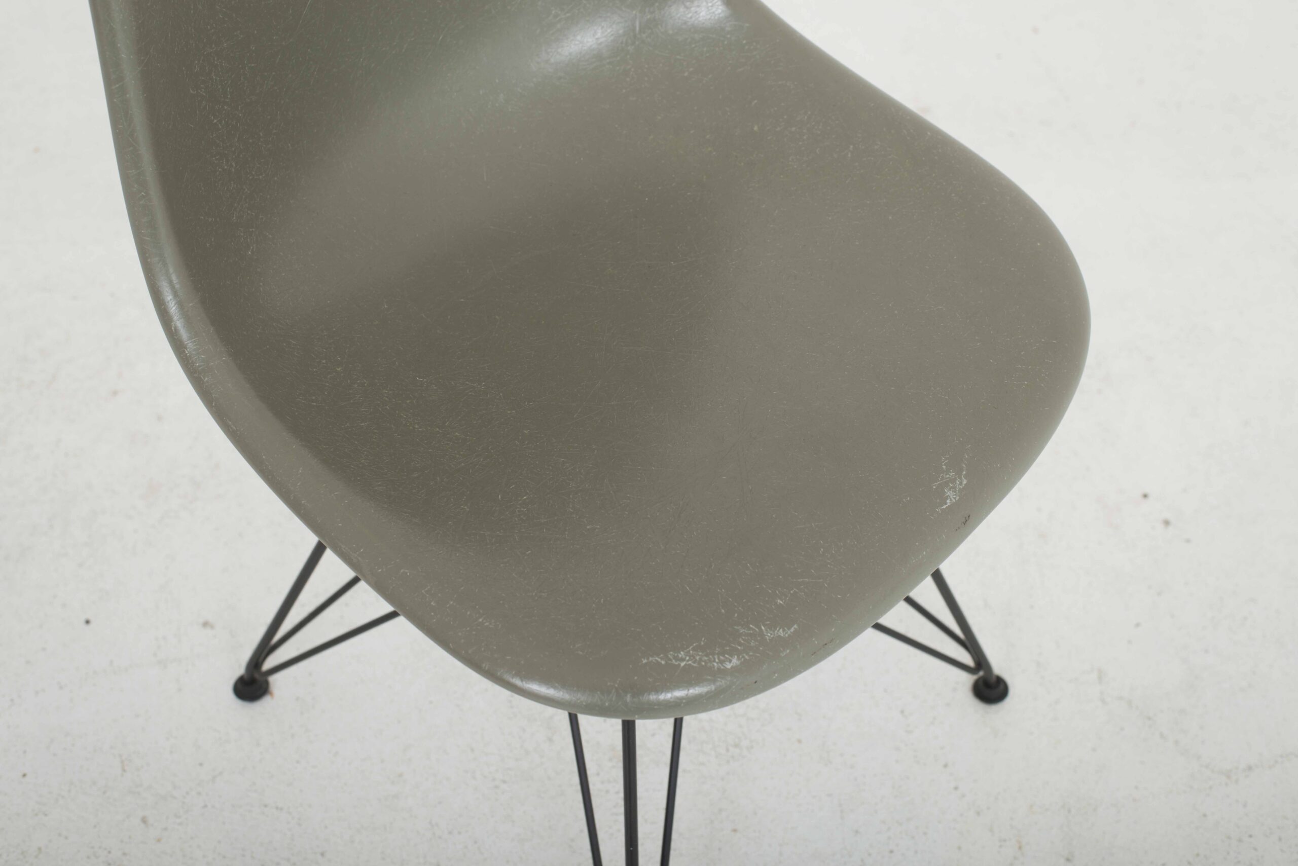 Charles &amp; Ray Eames Fiberglass Side Chair DSR von Vitra in Raw Umber-6