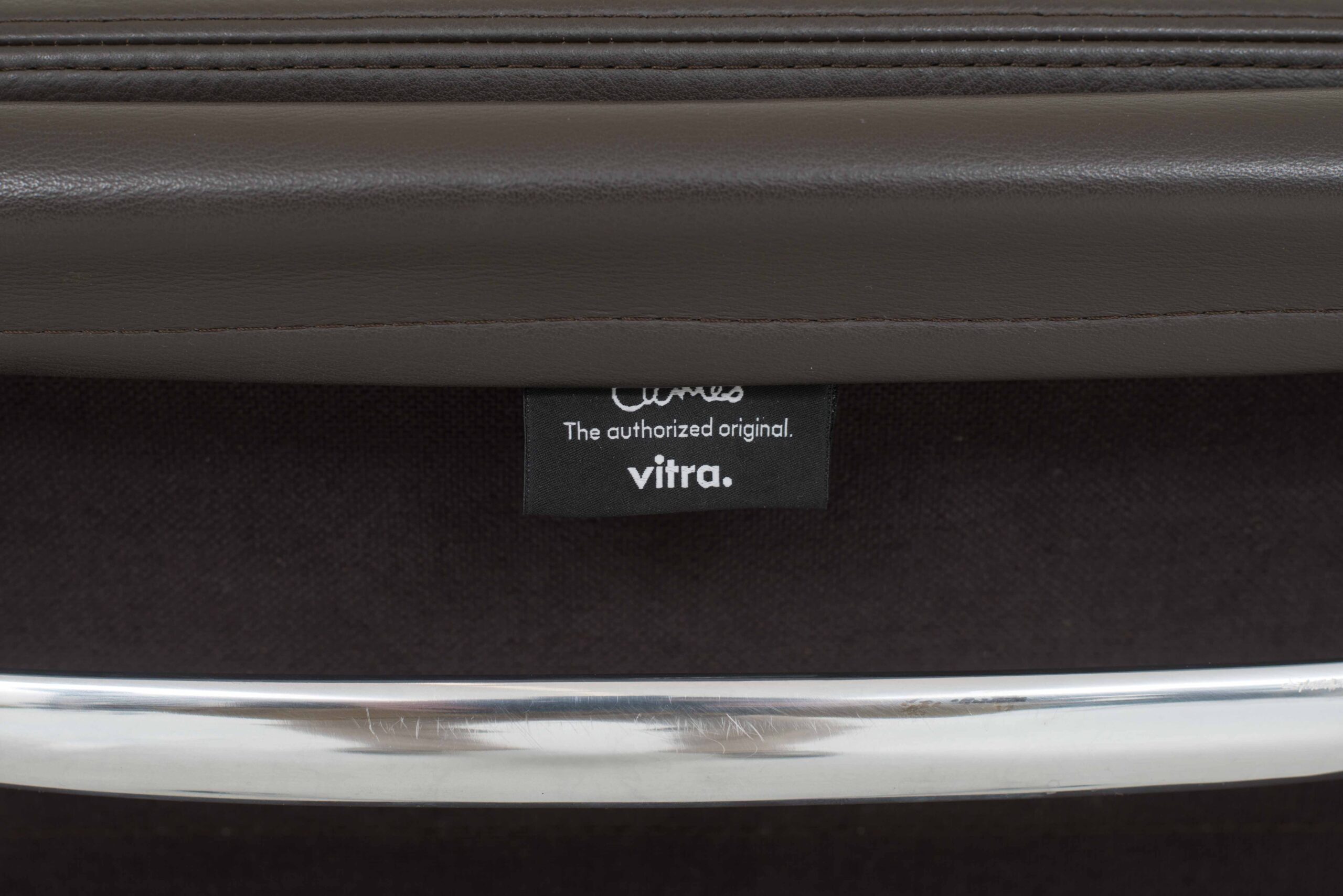 Vitra EA 217 Soft Pad Bürostuhl von Eames in graubraunem Leder-6