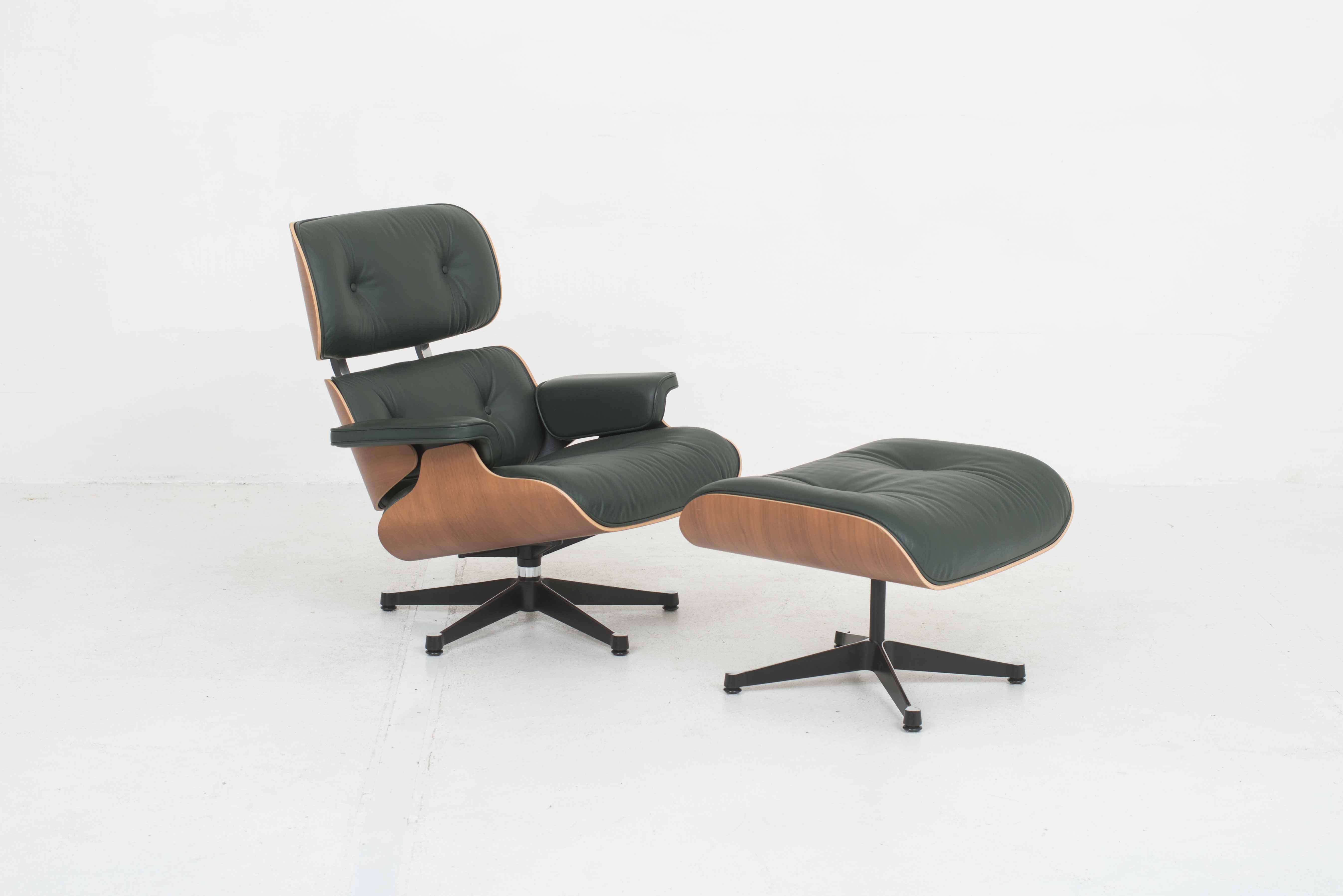 Charles &amp; Ray Eames 670 Lounge Chair und Ottoman von Vitra in grünem Leder &amp; Nussbaum &#8211; klassische Masse-0