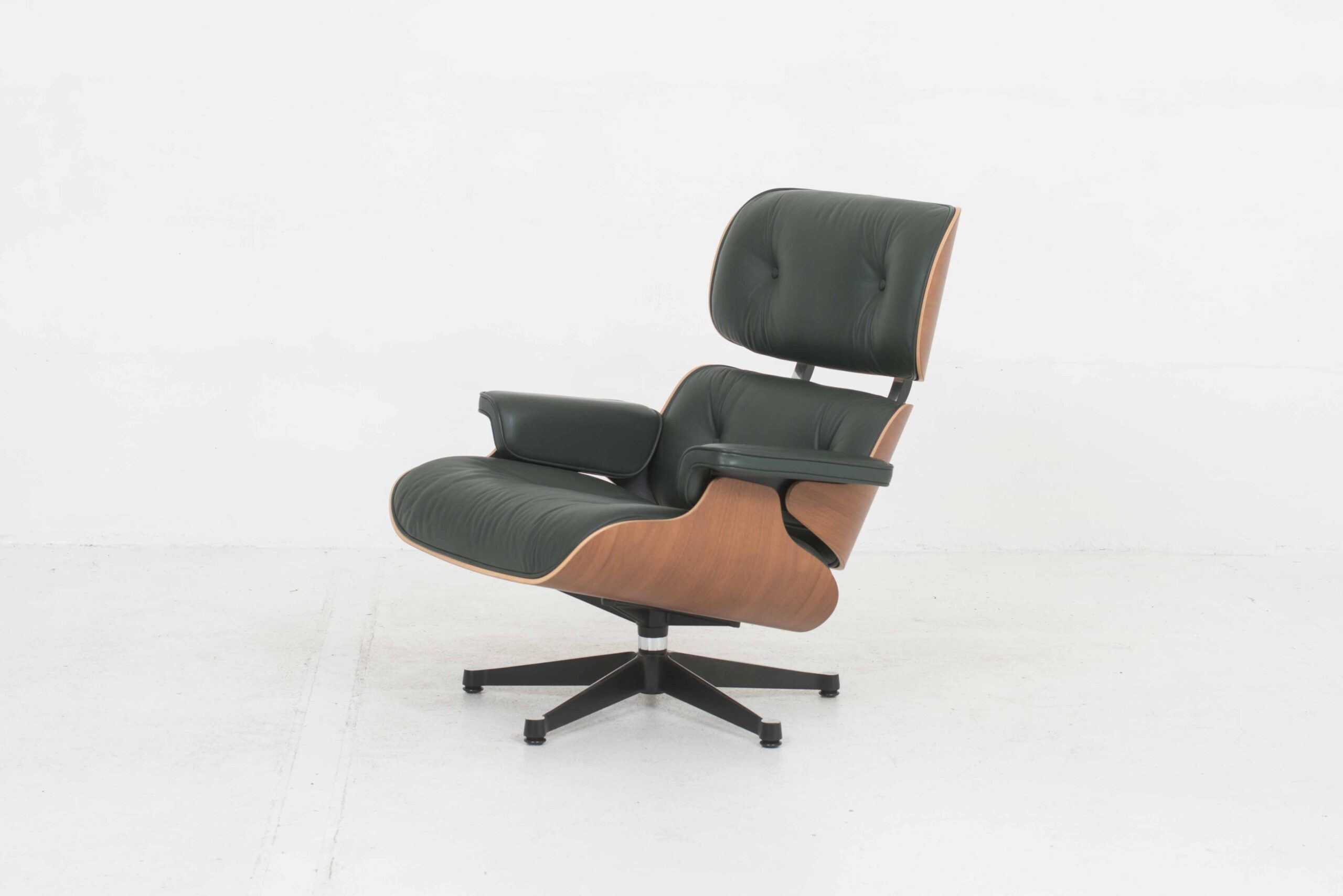 Charles &amp; Ray Eames 670 Lounge Chair und Ottoman von Vitra in grünem Leder &amp; Nussbaum &#8211; klassische Masse-3
