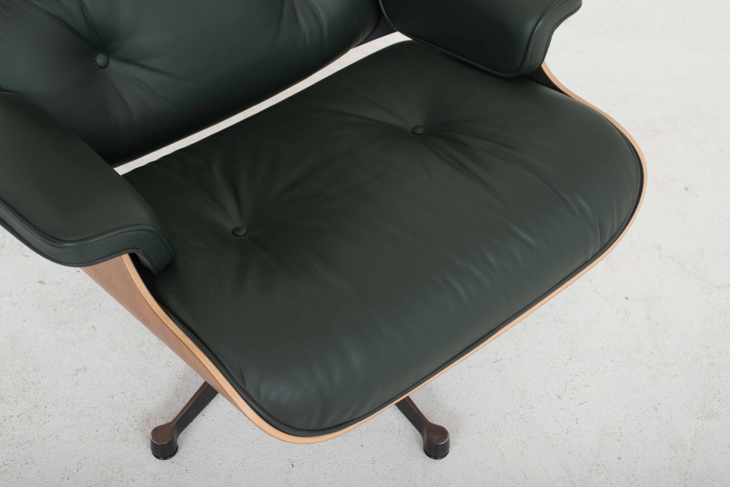 Charles &amp; Ray Eames 670 Lounge Chair und Ottoman von Vitra in grünem Leder &amp; Nussbaum &#8211; klassische Masse-8