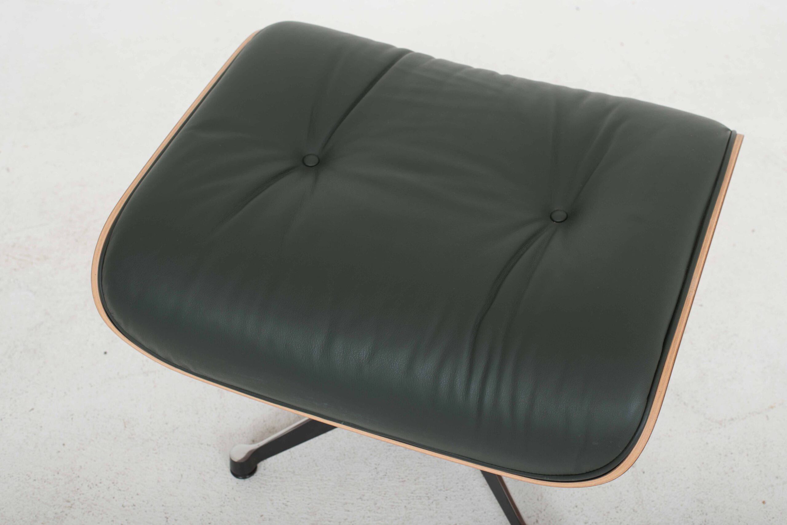 Charles &amp; Ray Eames 670 Lounge Chair und Ottoman von Vitra in grünem Leder &amp; Nussbaum &#8211; klassische Masse-10