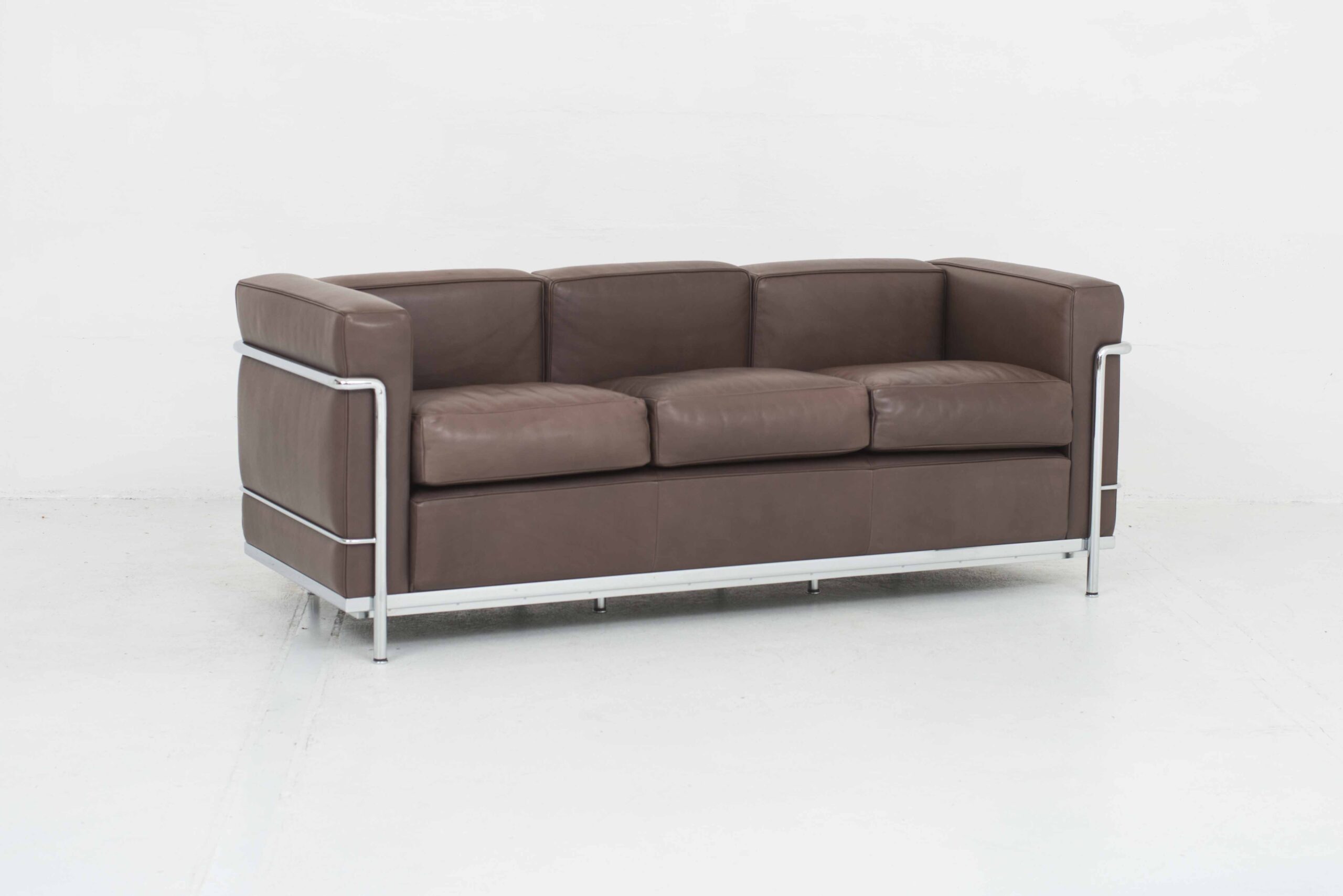 Le Corbusier LC2 3er Sofa von Cassina in braunem Naturleder-1