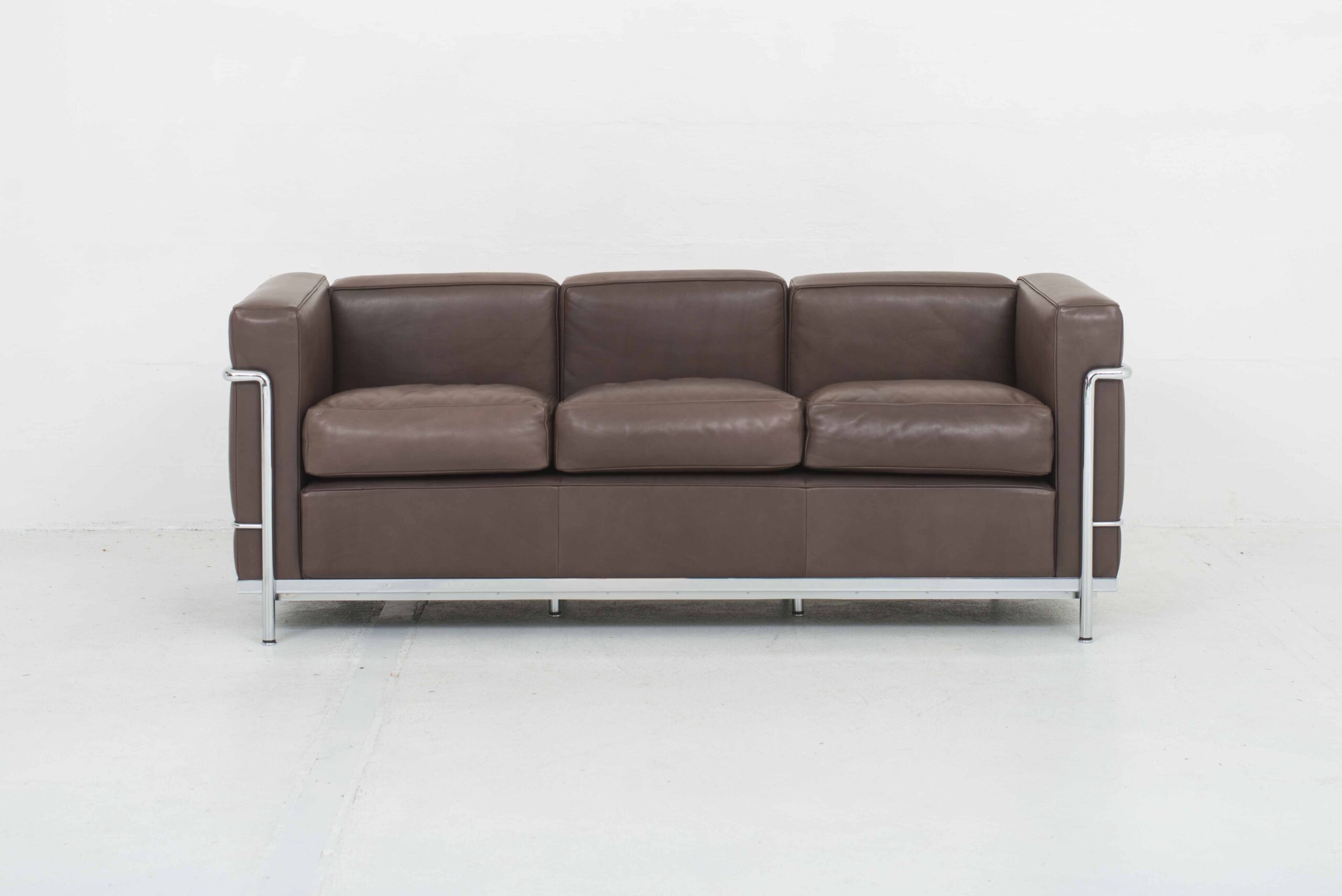 Le Corbusier LC2 3er Sofa von Cassina in braunem Naturleder-0