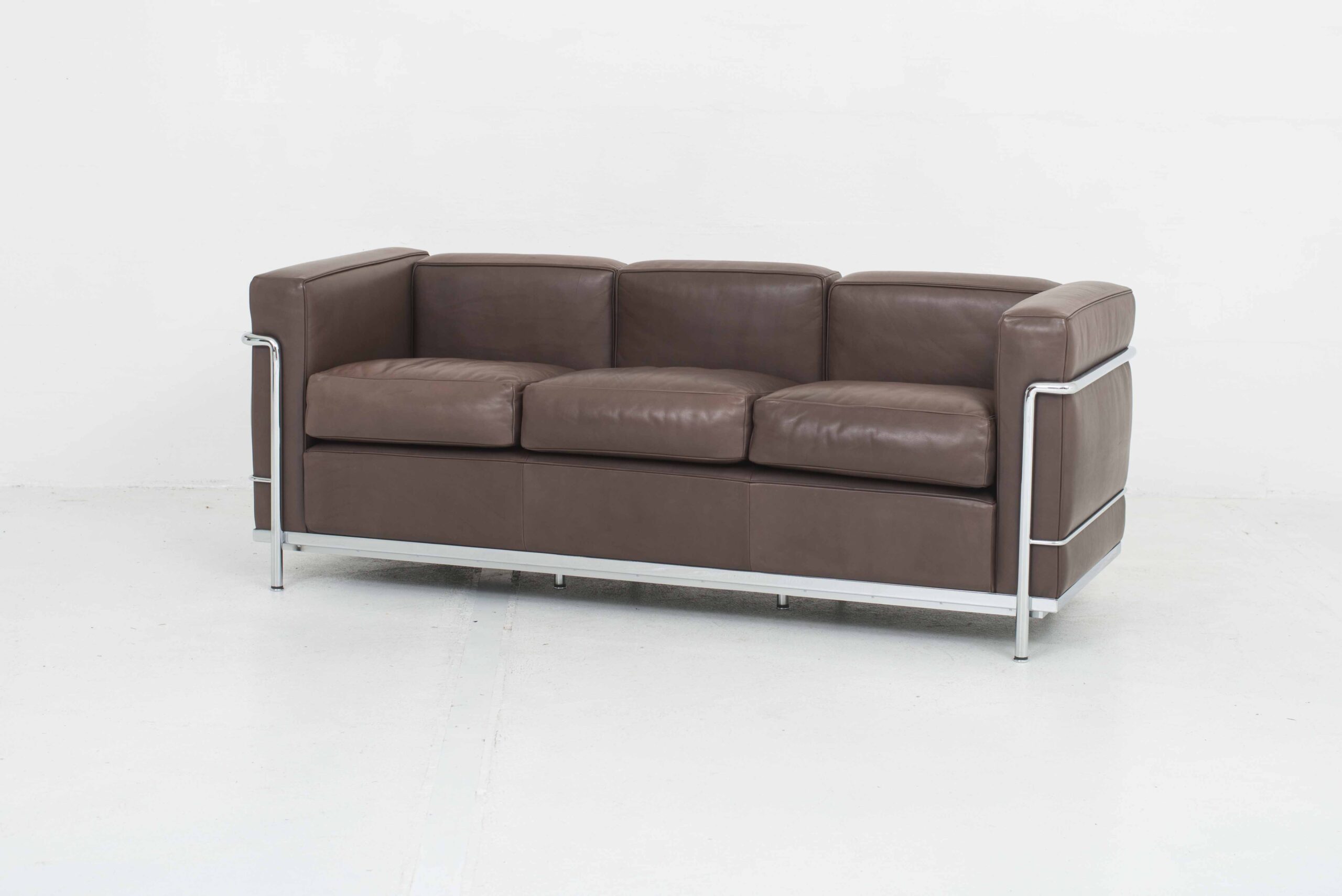 Le Corbusier LC2 3er Sofa von Cassina in braunem Naturleder-2