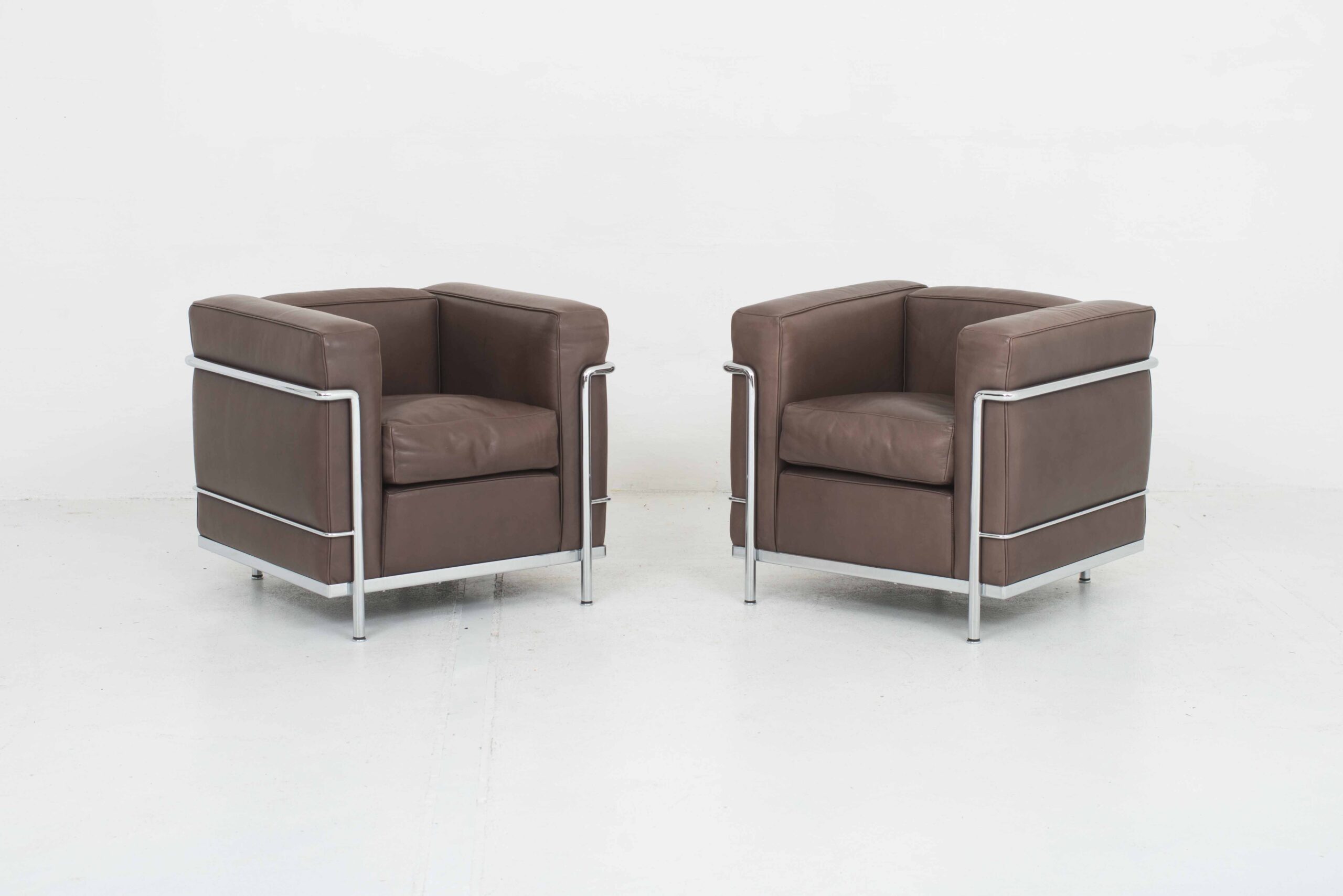 Le Corbusier LC2 Sessel von Cassina in braunem Naturleder-1