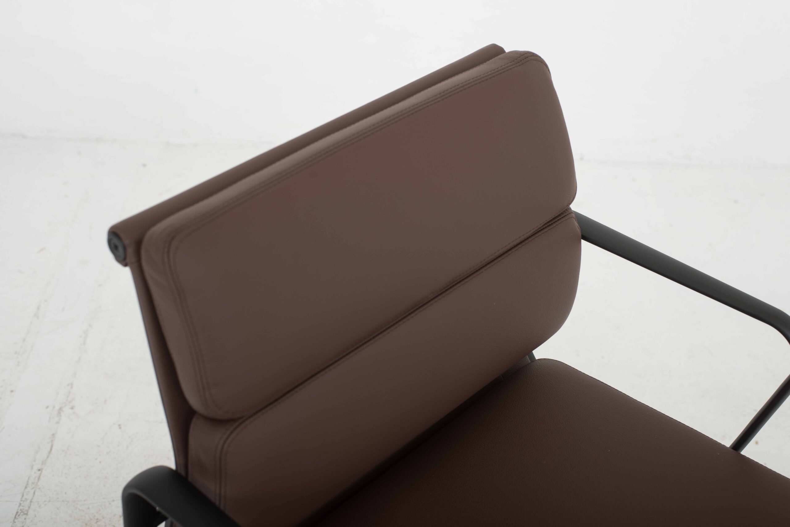 Eames EA 217 Soft Pad Bürostuhl von Vitra in braunem Leder &amp; schwarzem Gestell-4