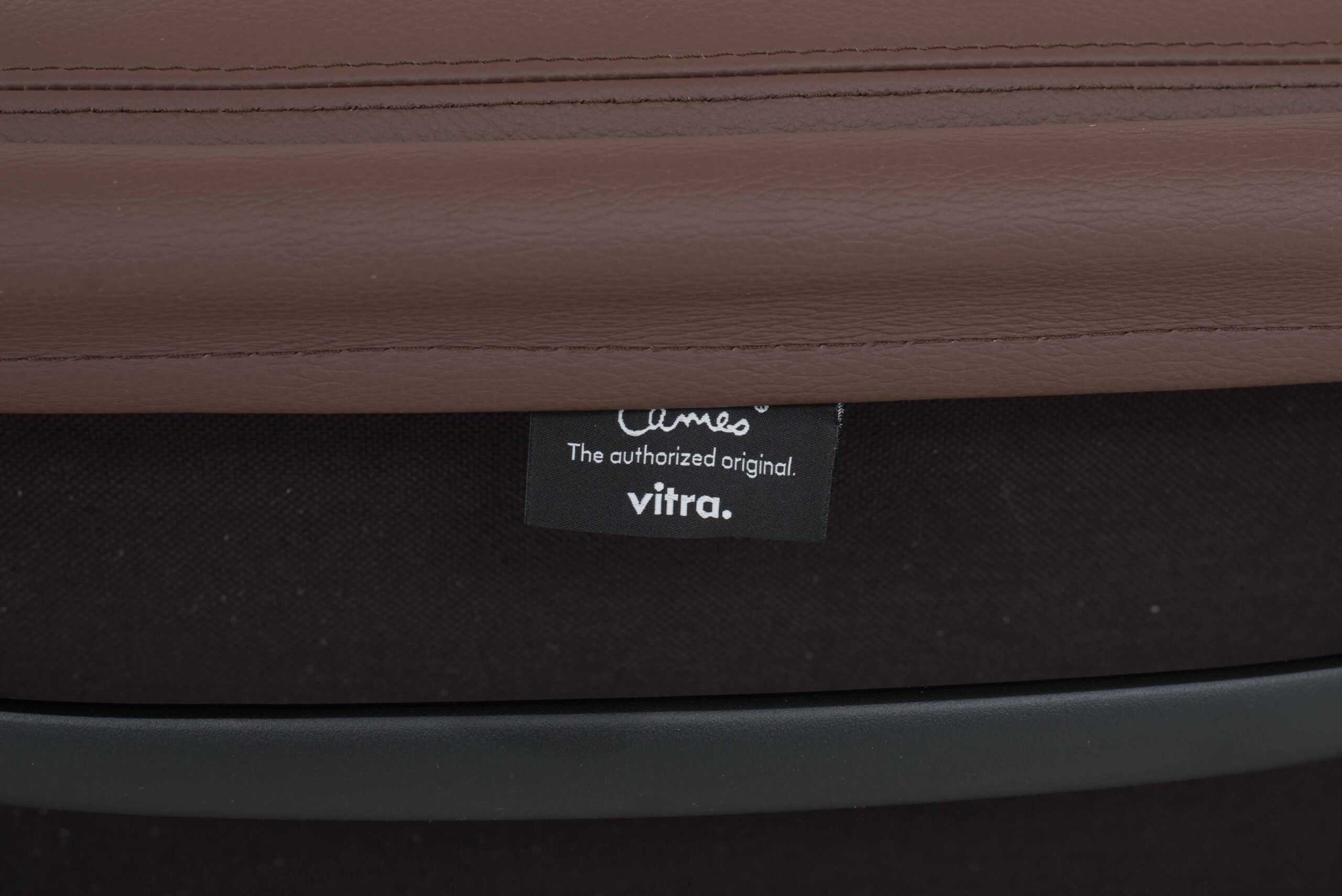 Eames EA 217 Soft Pad Bürostuhl von Vitra in braunem Leder &amp; schwarzem Gestell-6