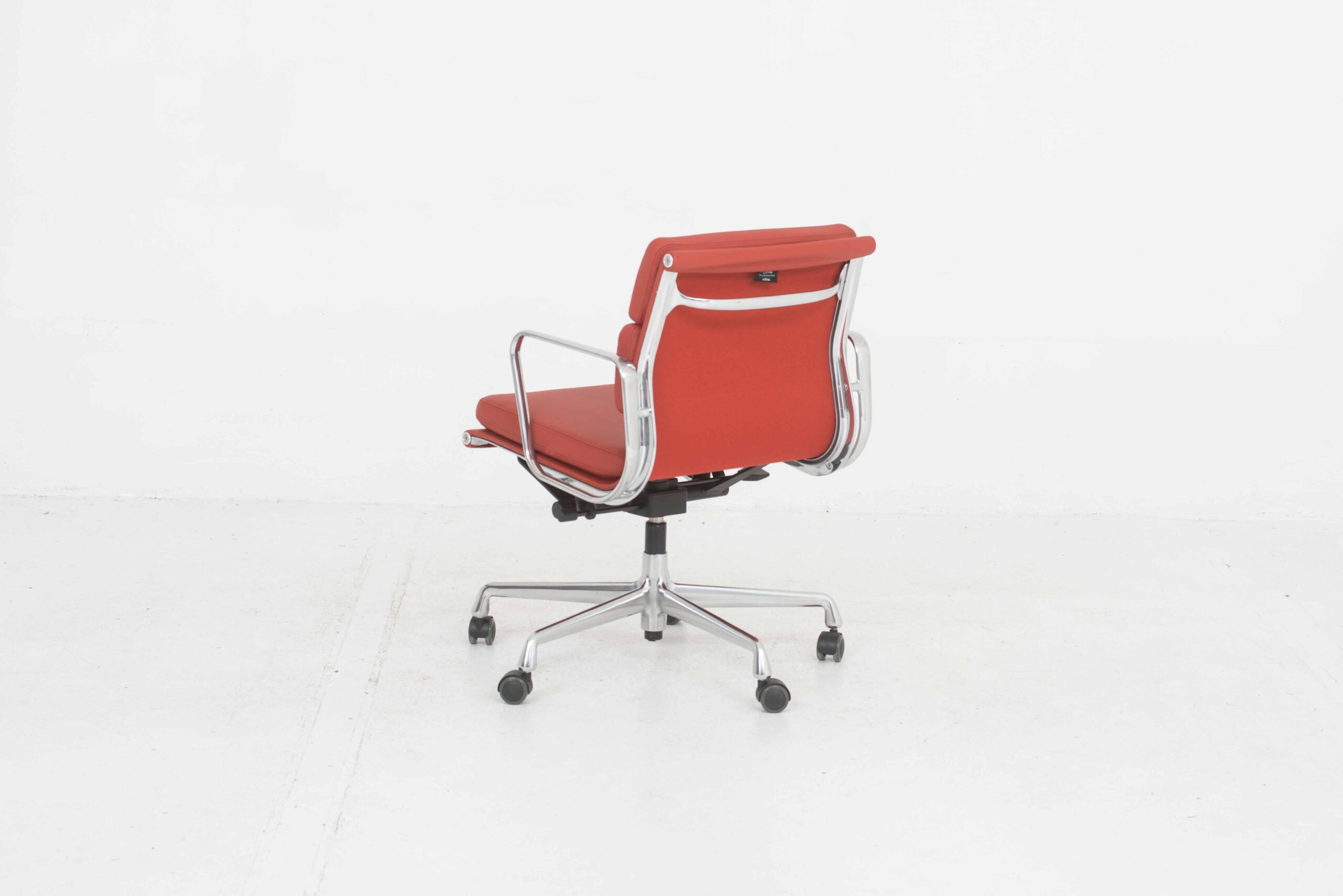 Eames EA 217 Soft Pad Bürostuhl von Vitra in rotem Leder &amp; Aluminium poliert-3