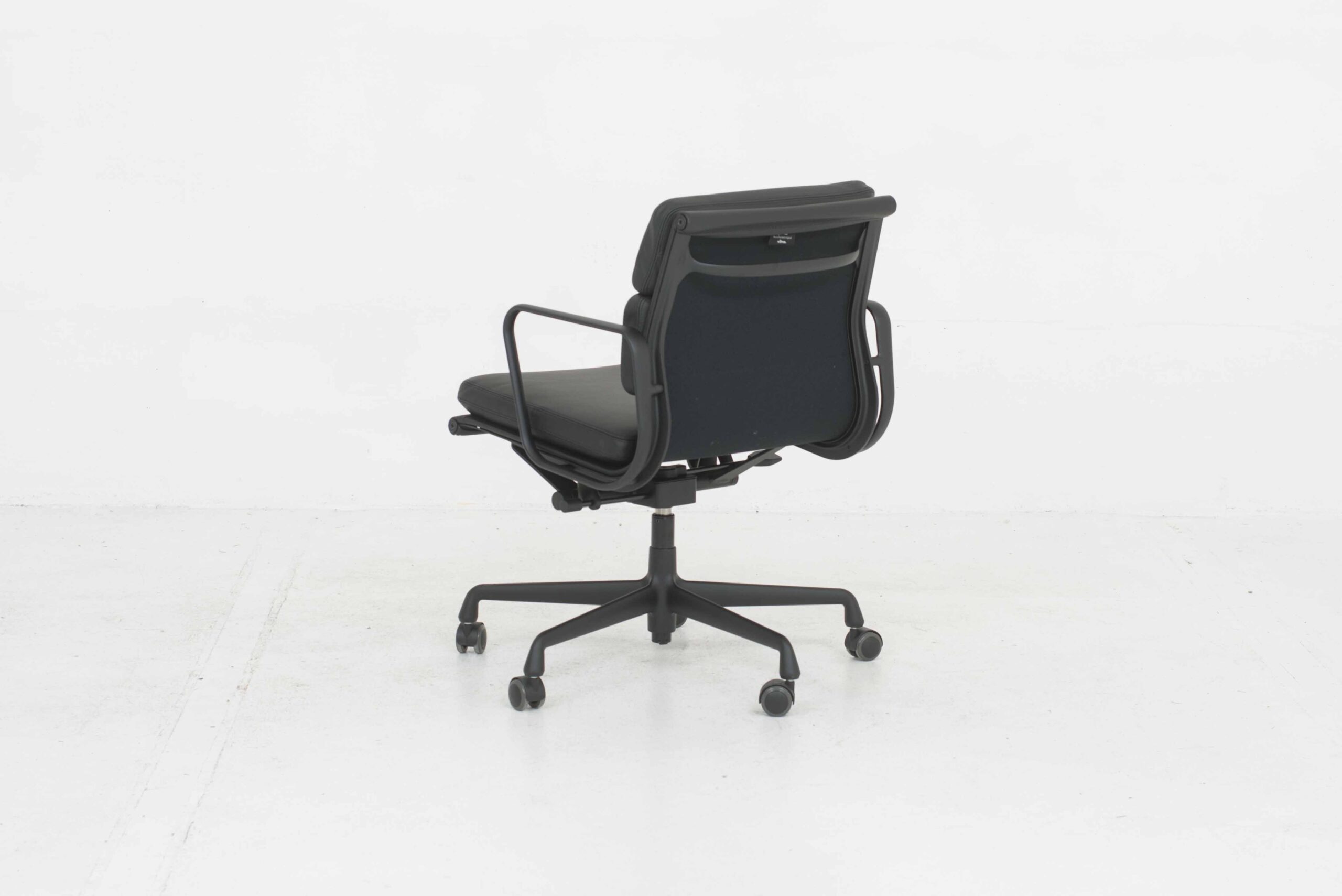 Eames EA 217 Soft Pad Bürostuhl von Vitra in schwarzem Leder &amp; schwarzem Gestell-3
