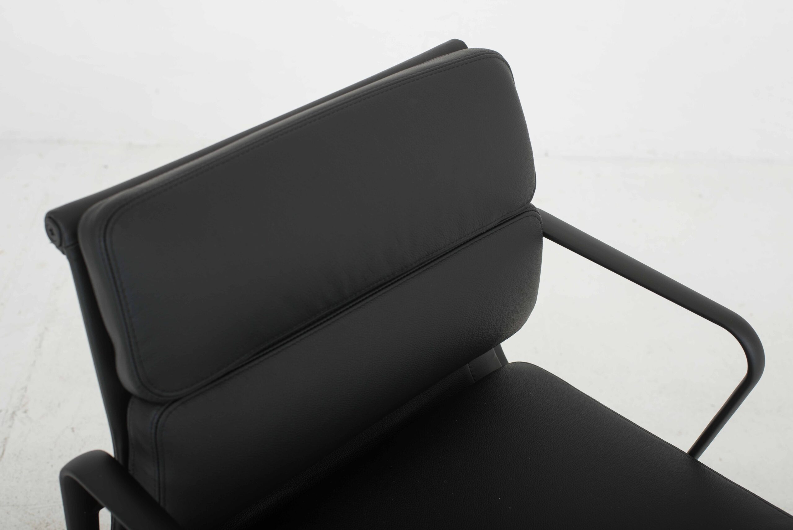 Eames EA 217 Soft Pad Bürostuhl von Vitra in schwarzem Leder &amp; schwarzem Gestell-4