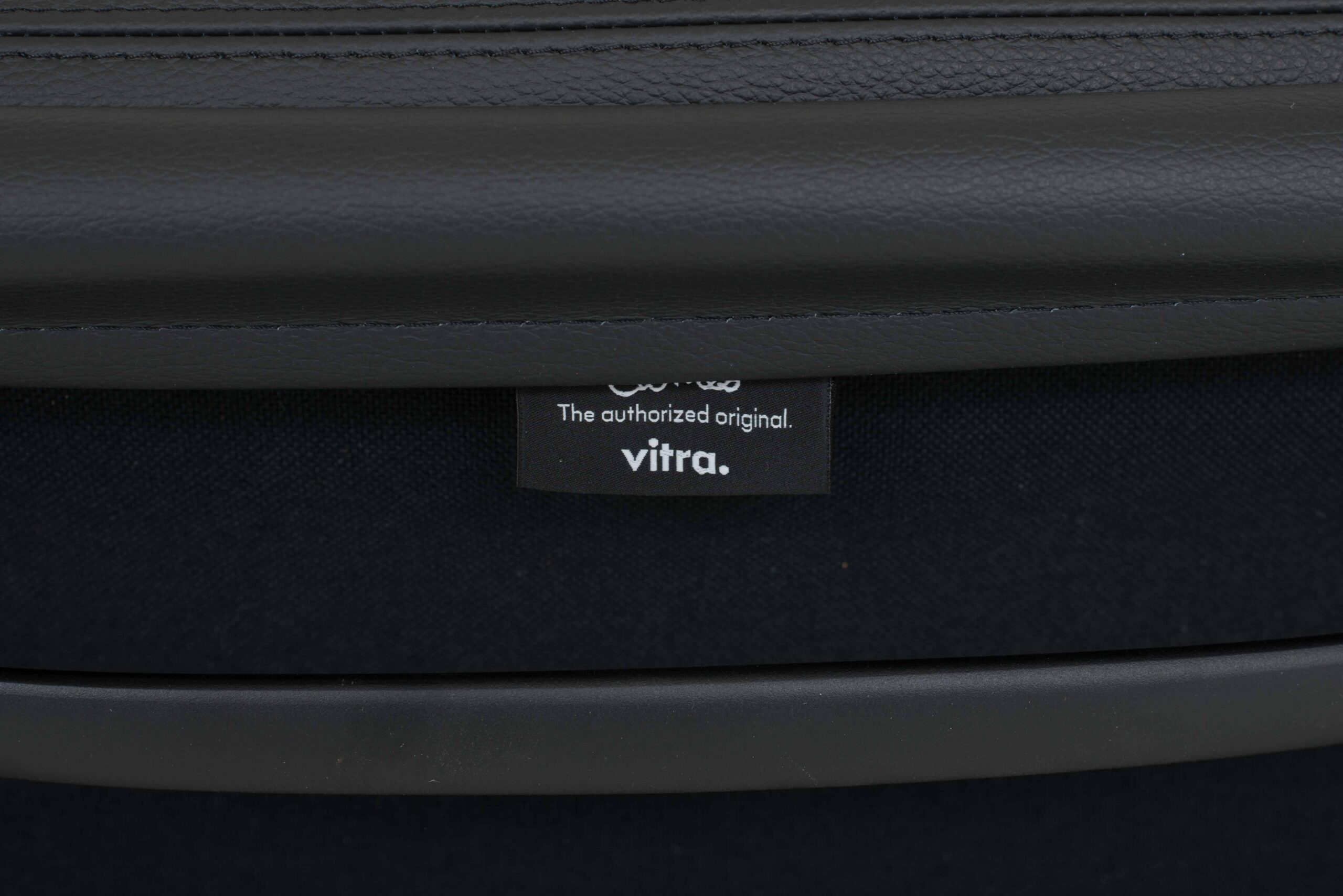 Eames EA 217 Soft Pad Bürostuhl von Vitra in schwarzem Leder &amp; schwarzem Gestell-6