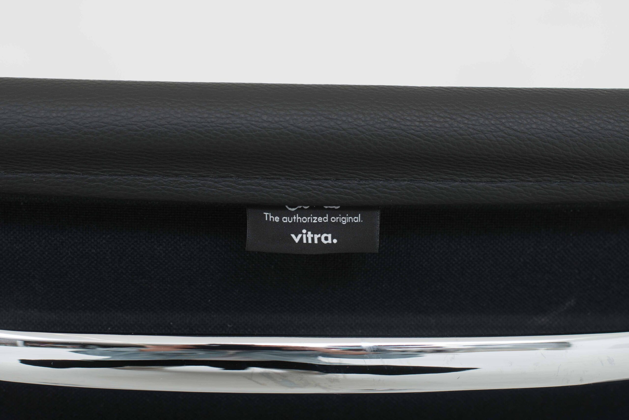 Eames EA 117 Bürostuhl von Vitra in schwarzem Leder-1
