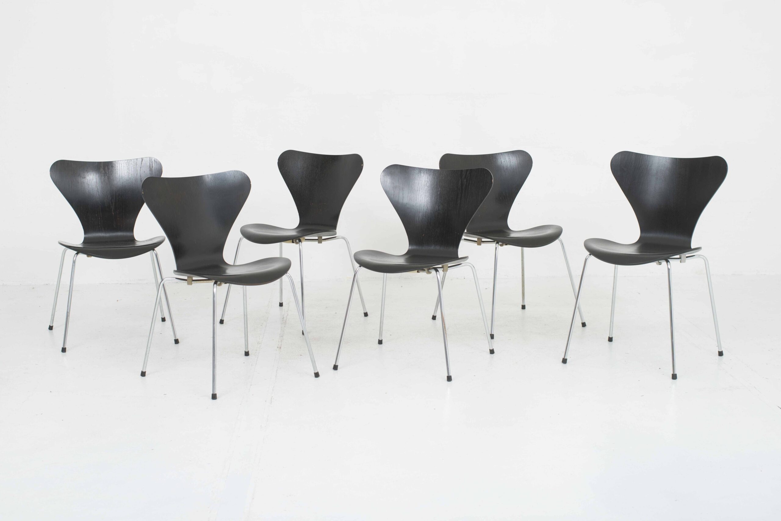 Fritz Hansen 3107 Stühle von Arne Jacobsen in Schwarz lasiert-0