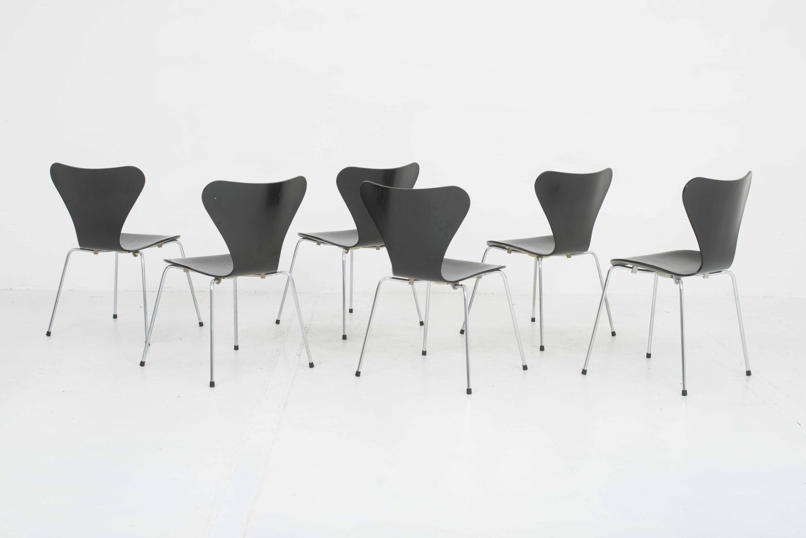 Fritz Hansen 3107 Stühle von Arne Jacobsen in Schwarz lasiert-1