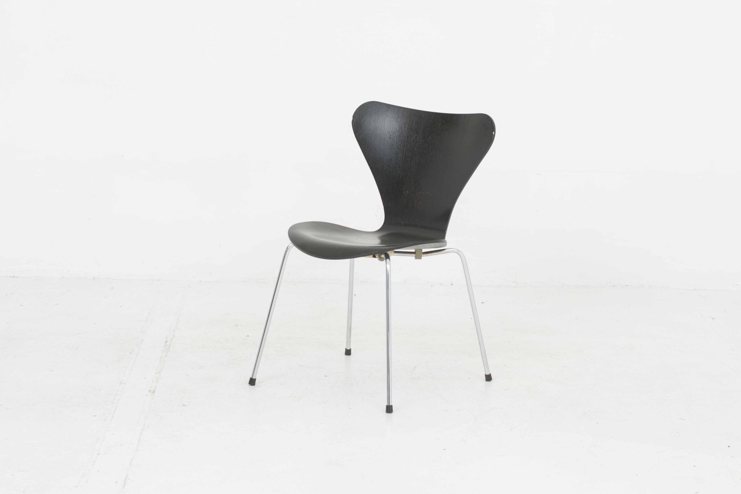 Fritz Hansen 3107 Stühle von Arne Jacobsen in Schwarz lasiert-2