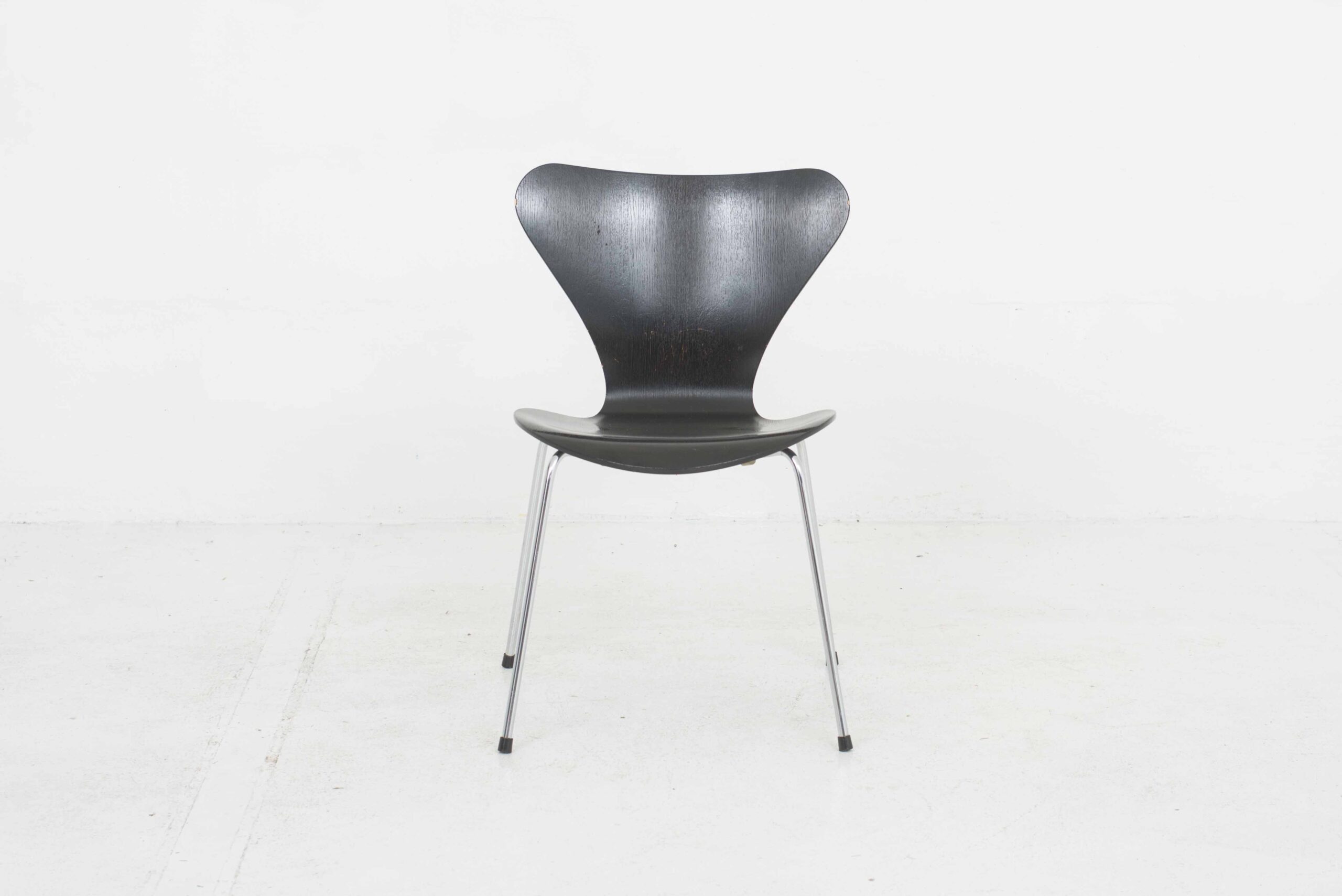 Fritz Hansen 3107 Stühle von Arne Jacobsen in Schwarz lasiert-3