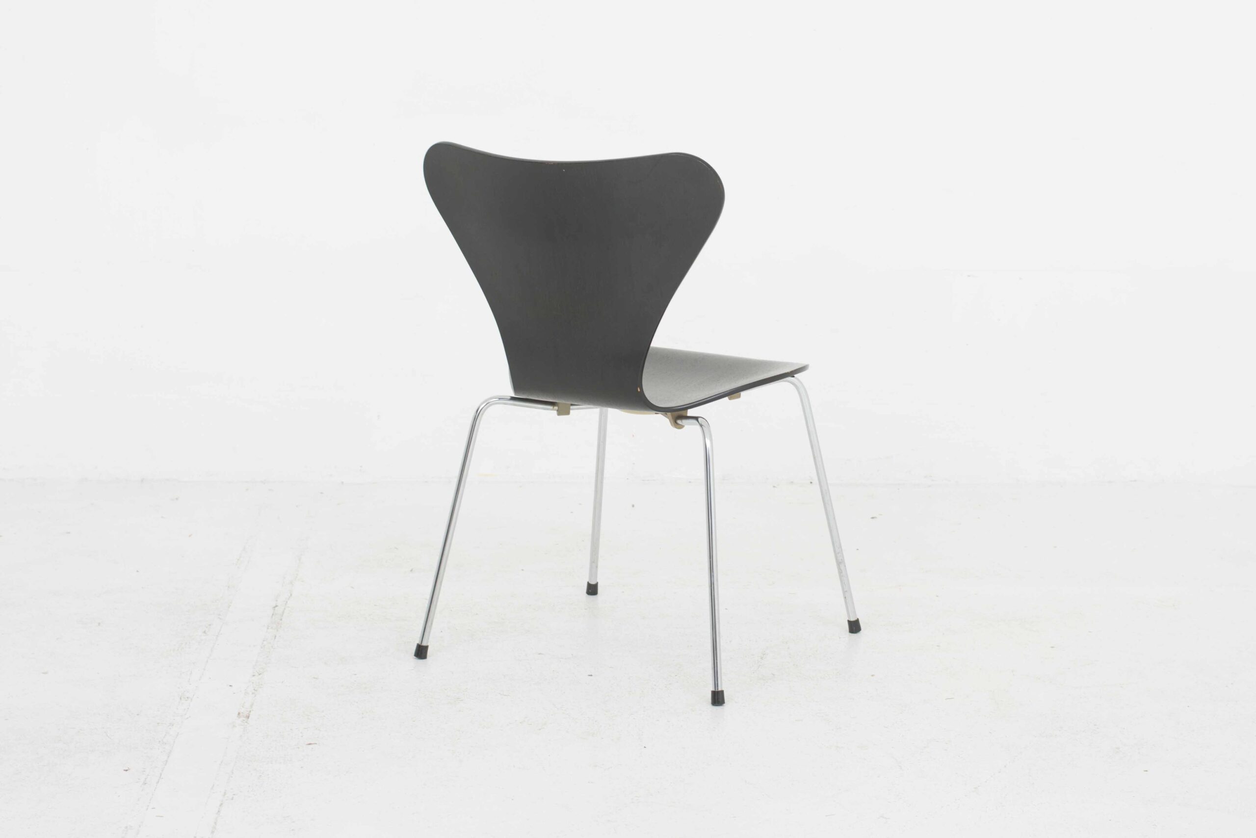 Fritz Hansen 3107 Stühle von Arne Jacobsen in Schwarz lasiert-4