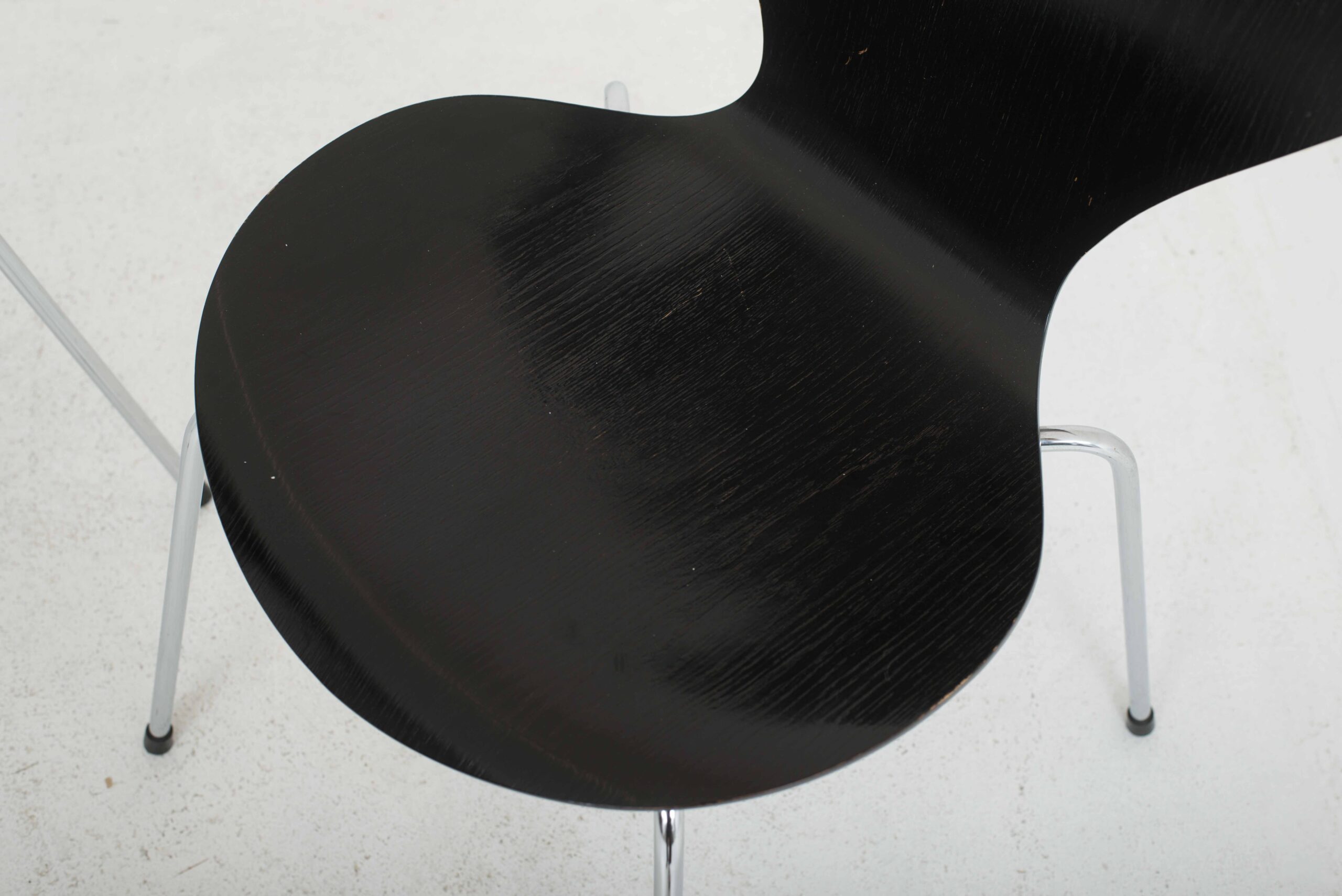 Fritz Hansen 3107 Stühle von Arne Jacobsen in Schwarz lasiert-7