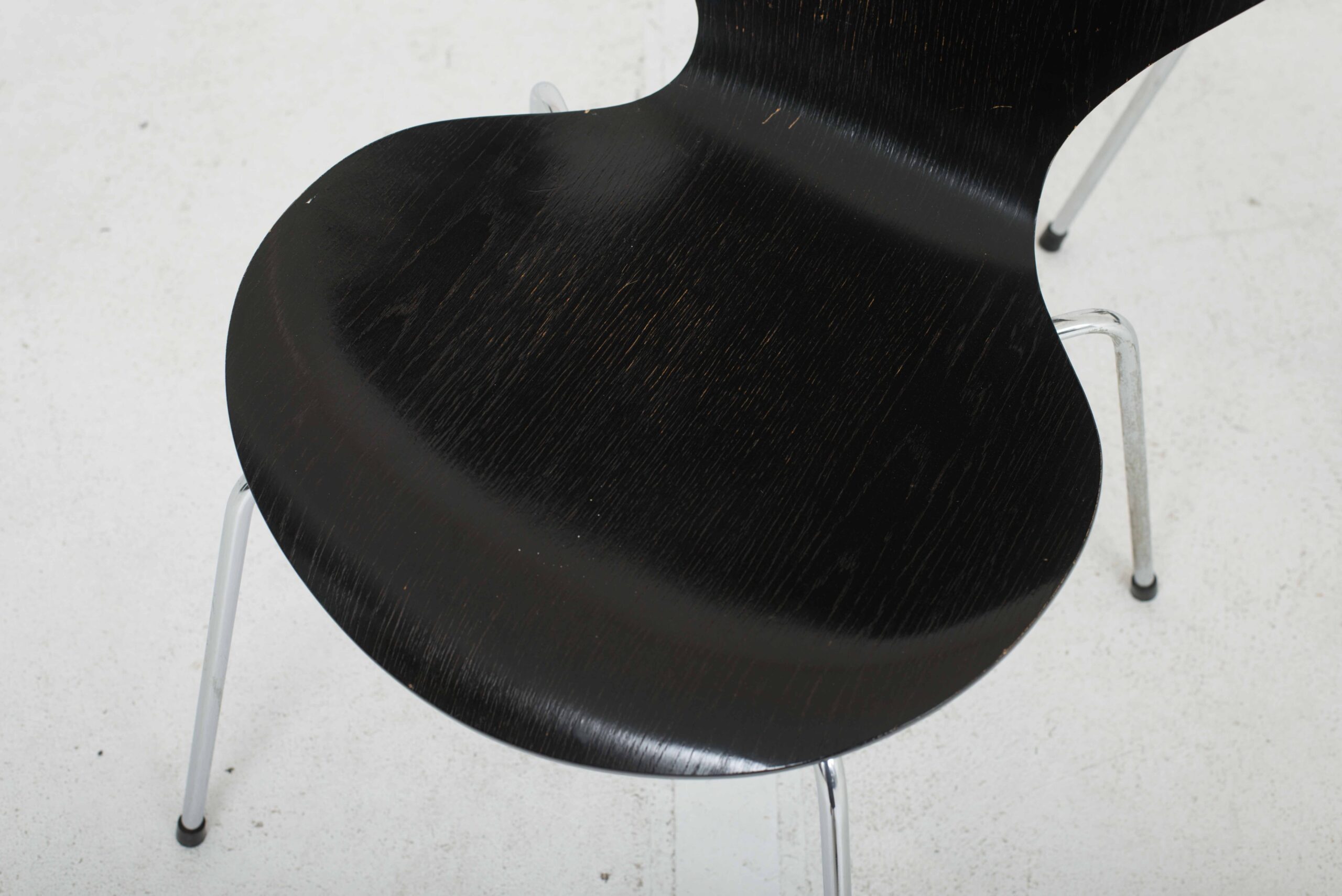 Fritz Hansen 3107 Stühle von Arne Jacobsen in Schwarz lasiert-5