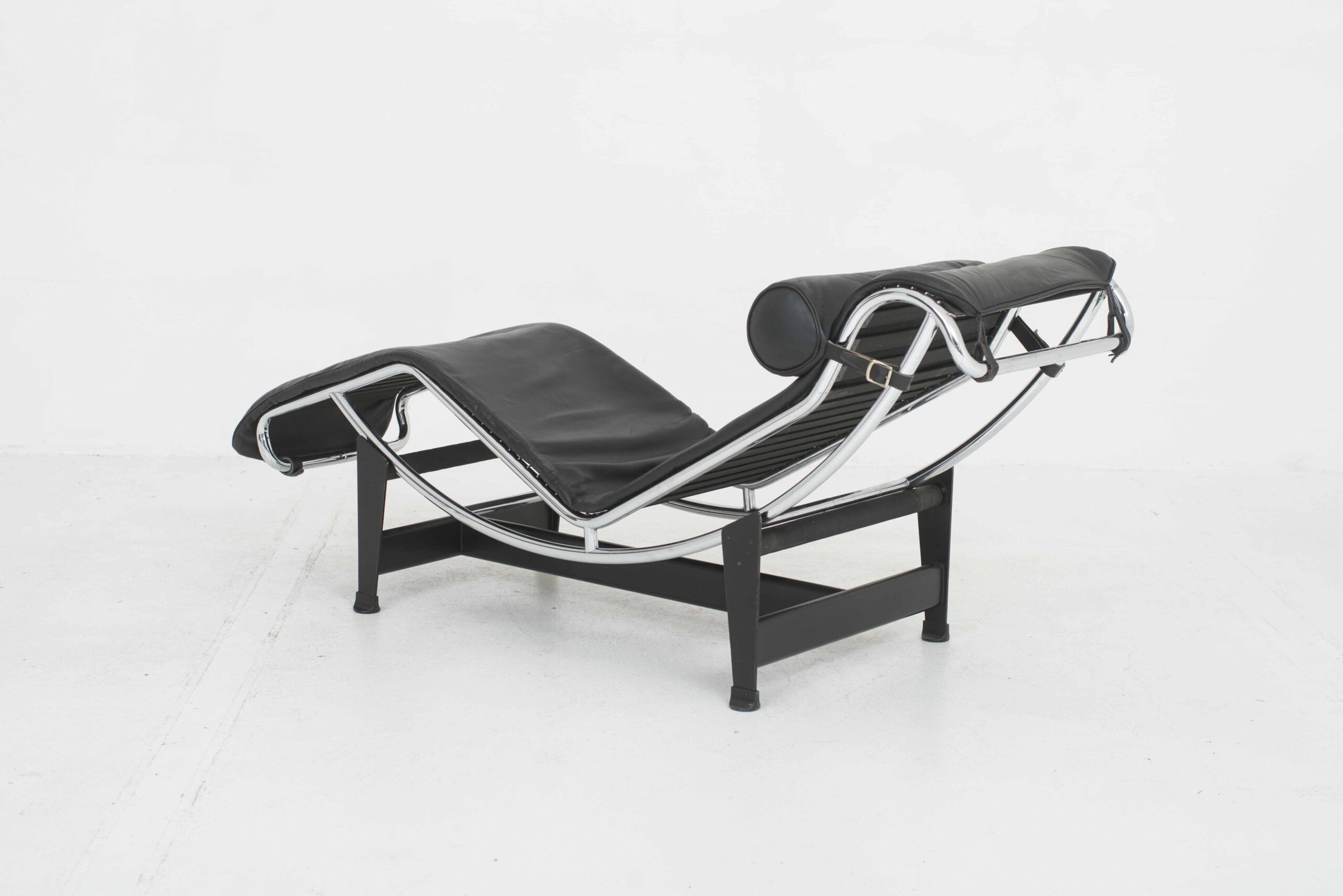 Le Corbusier LC4 Chaise Longue von Cassina mit verschiedenen Auflagen-20
