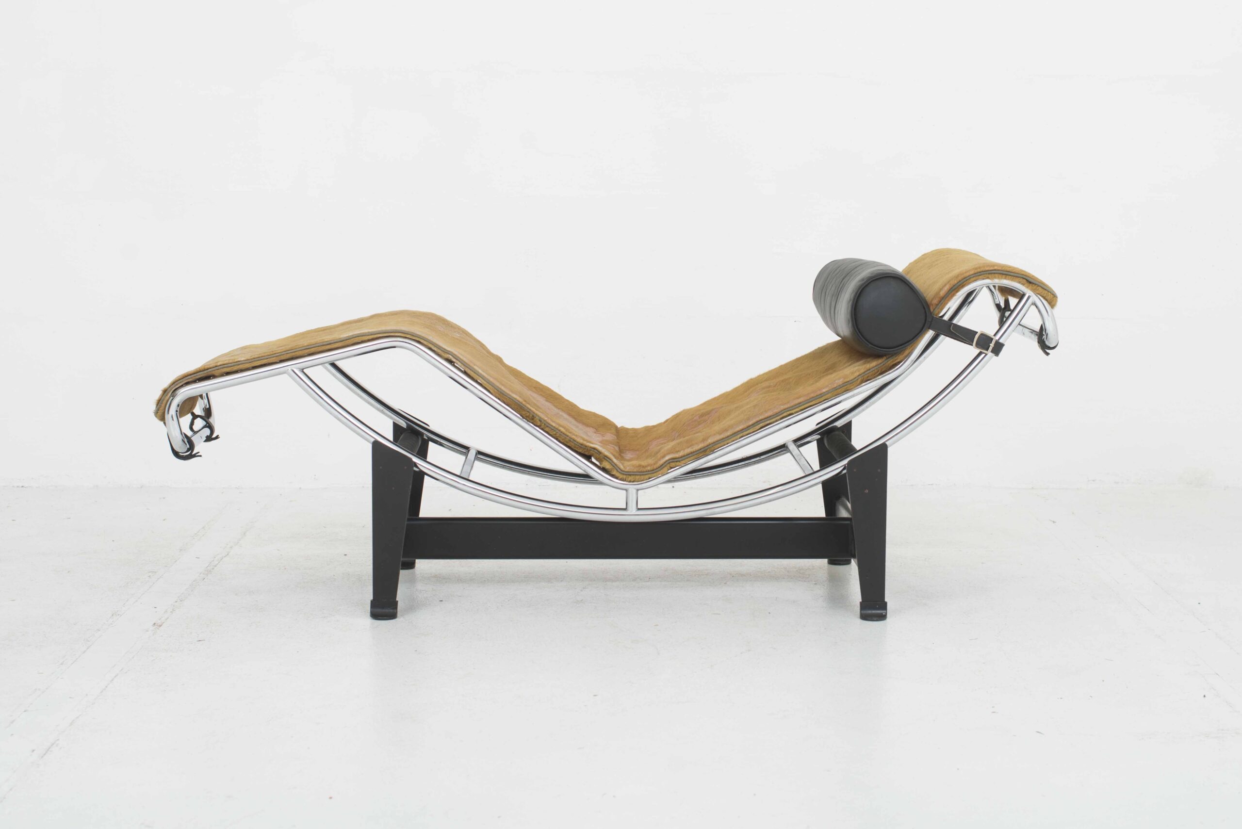 Le Corbusier LC4 Chaise Longue von Cassina mit verschiedenen Auflagen-6