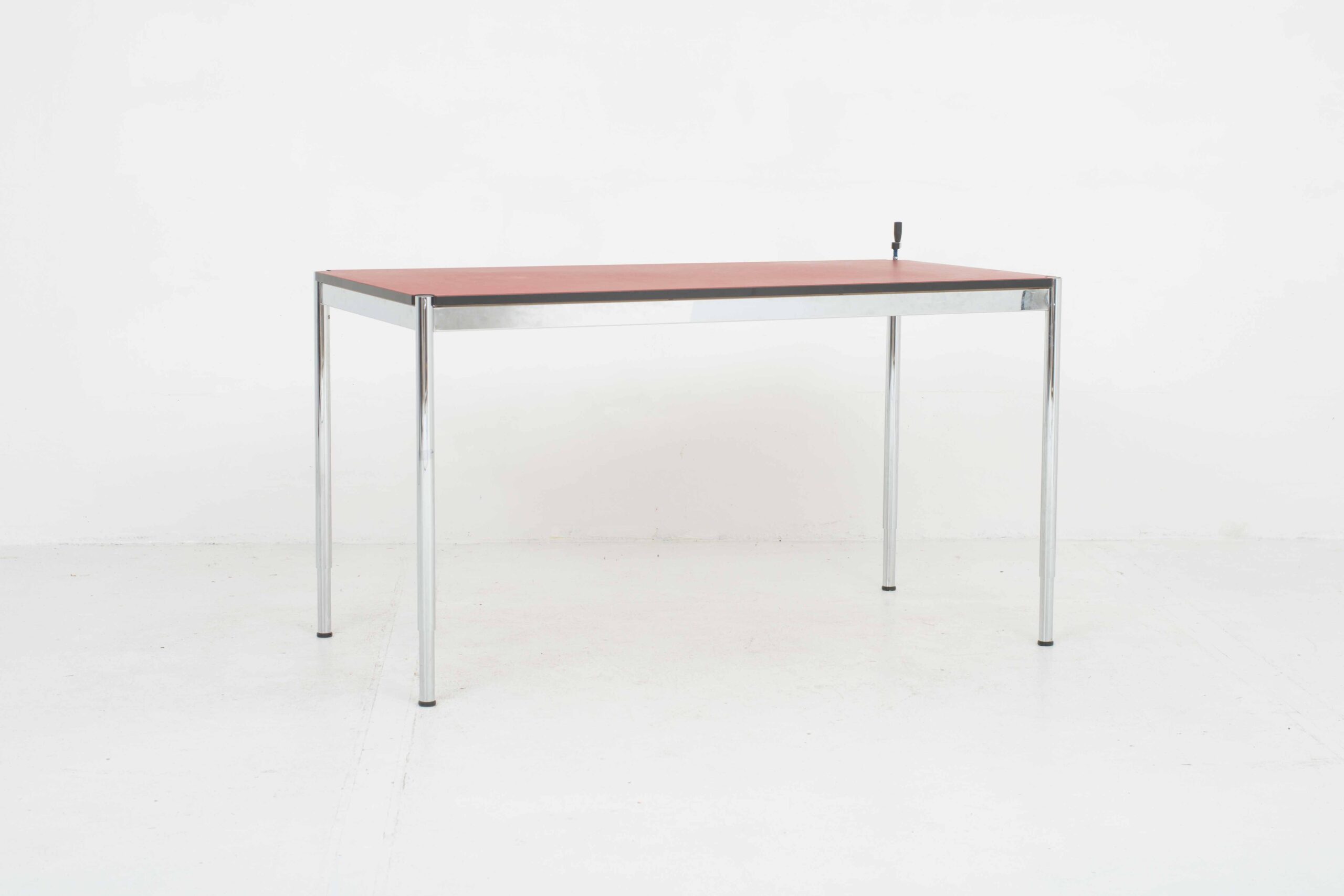Höhenverstellbarer USM Schreibtisch in Linoleum rot-1