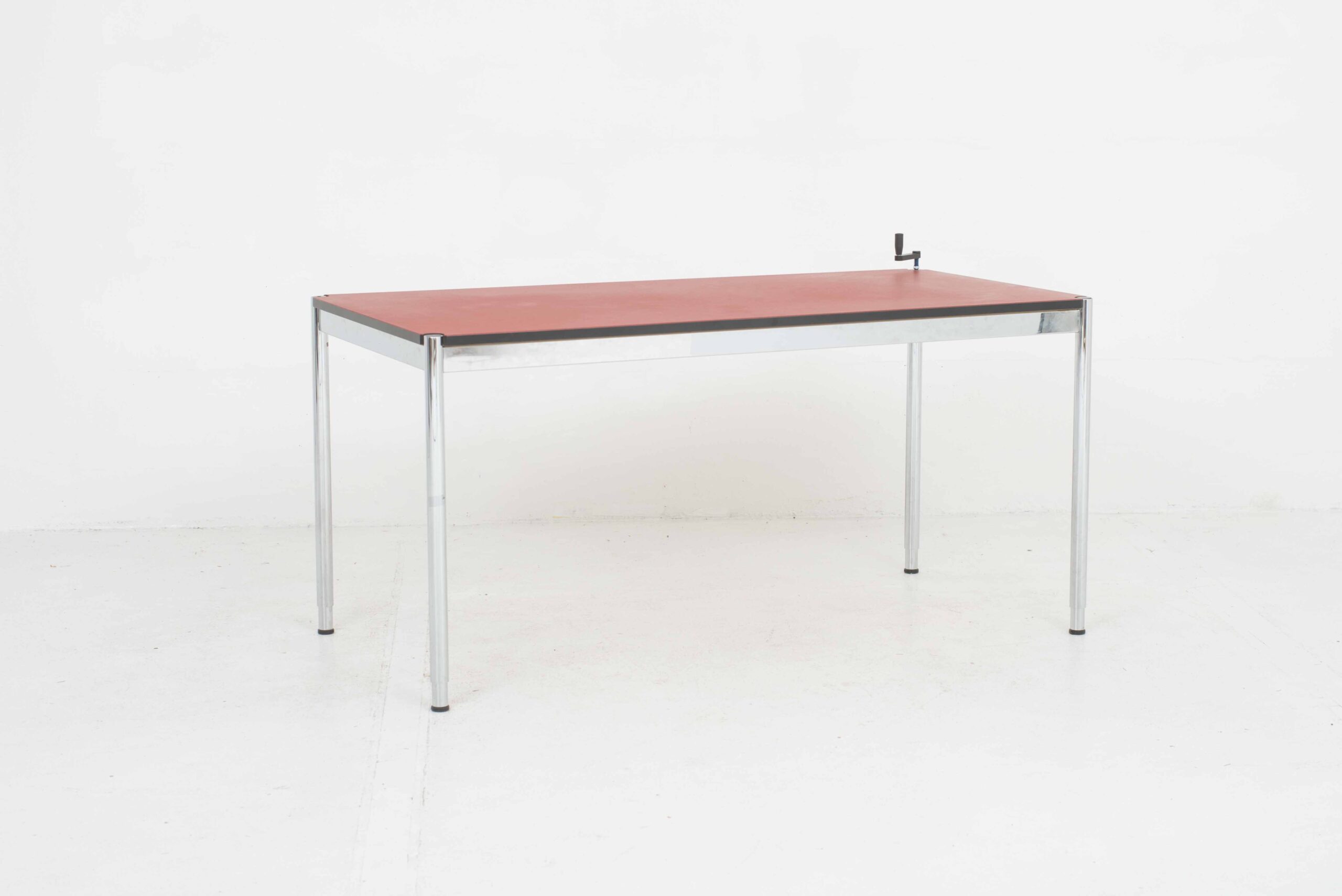 Höhenverstellbarer USM Schreibtisch in Linoleum rot-0