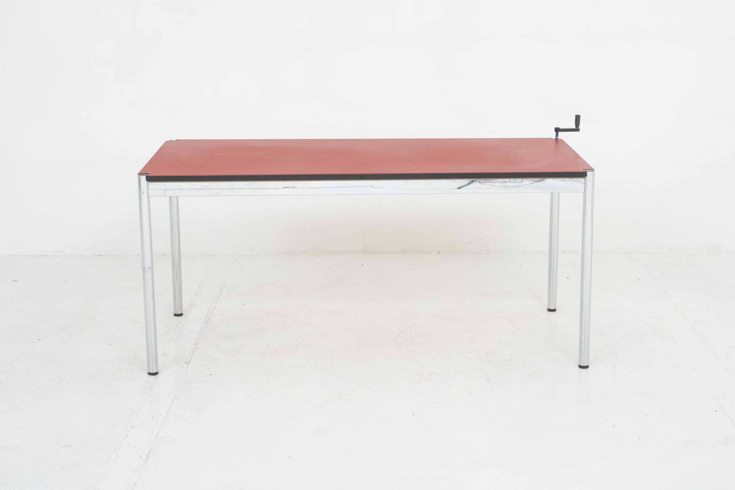 Höhenverstellbarer USM Schreibtisch in Linoleum rot-2