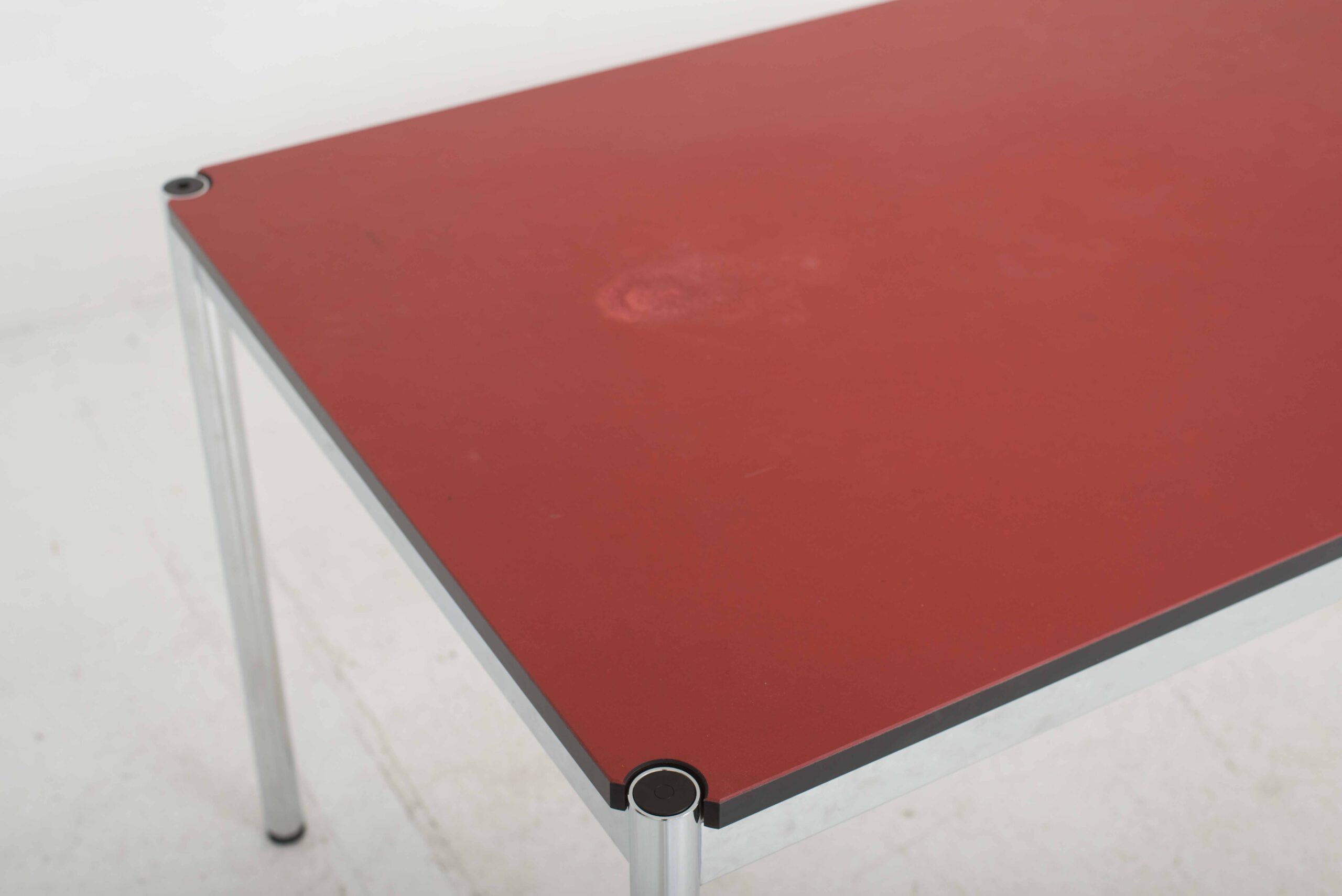 Höhenverstellbarer USM Schreibtisch in Linoleum rot-6