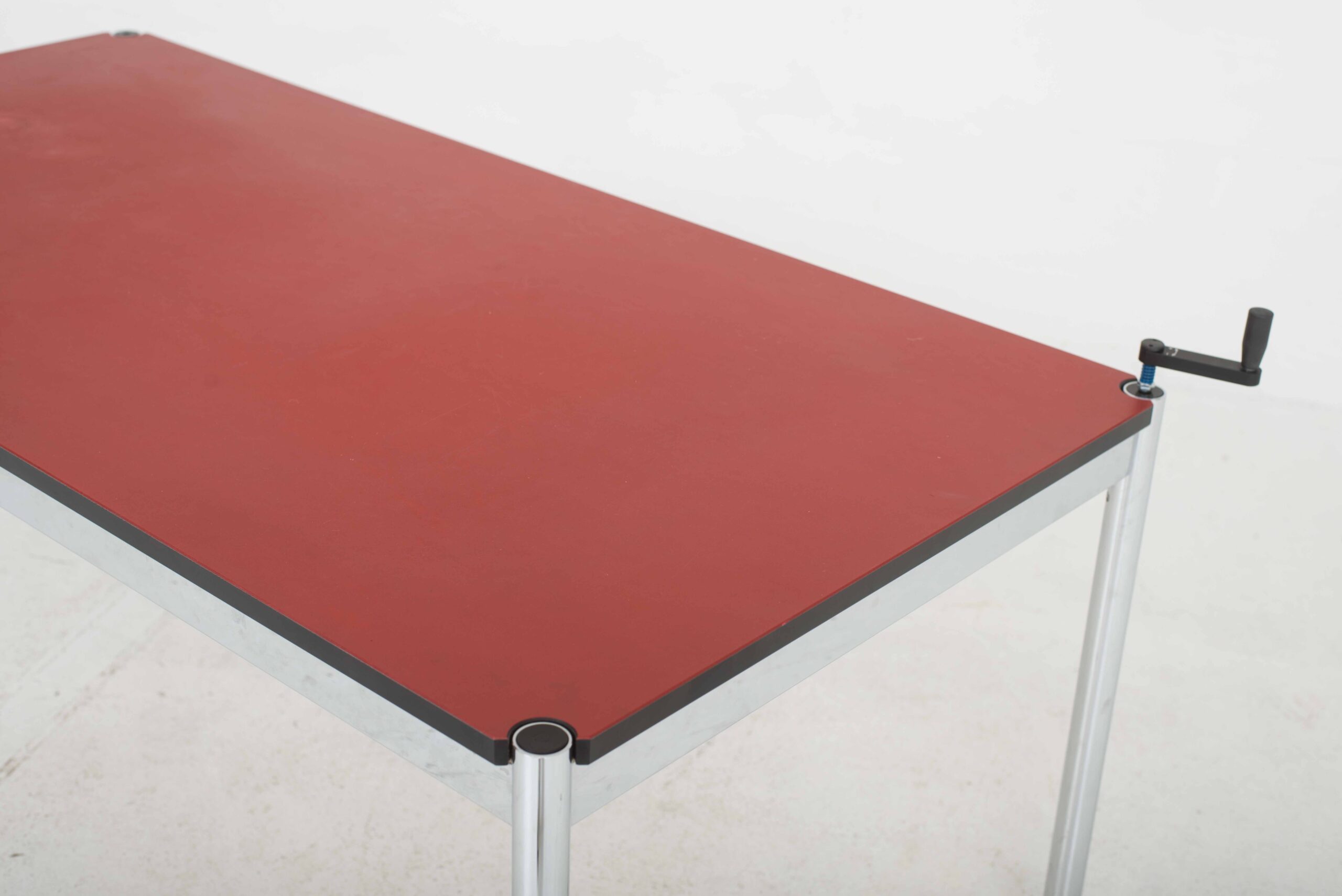 Höhenverstellbarer USM Schreibtisch in Linoleum rot-5