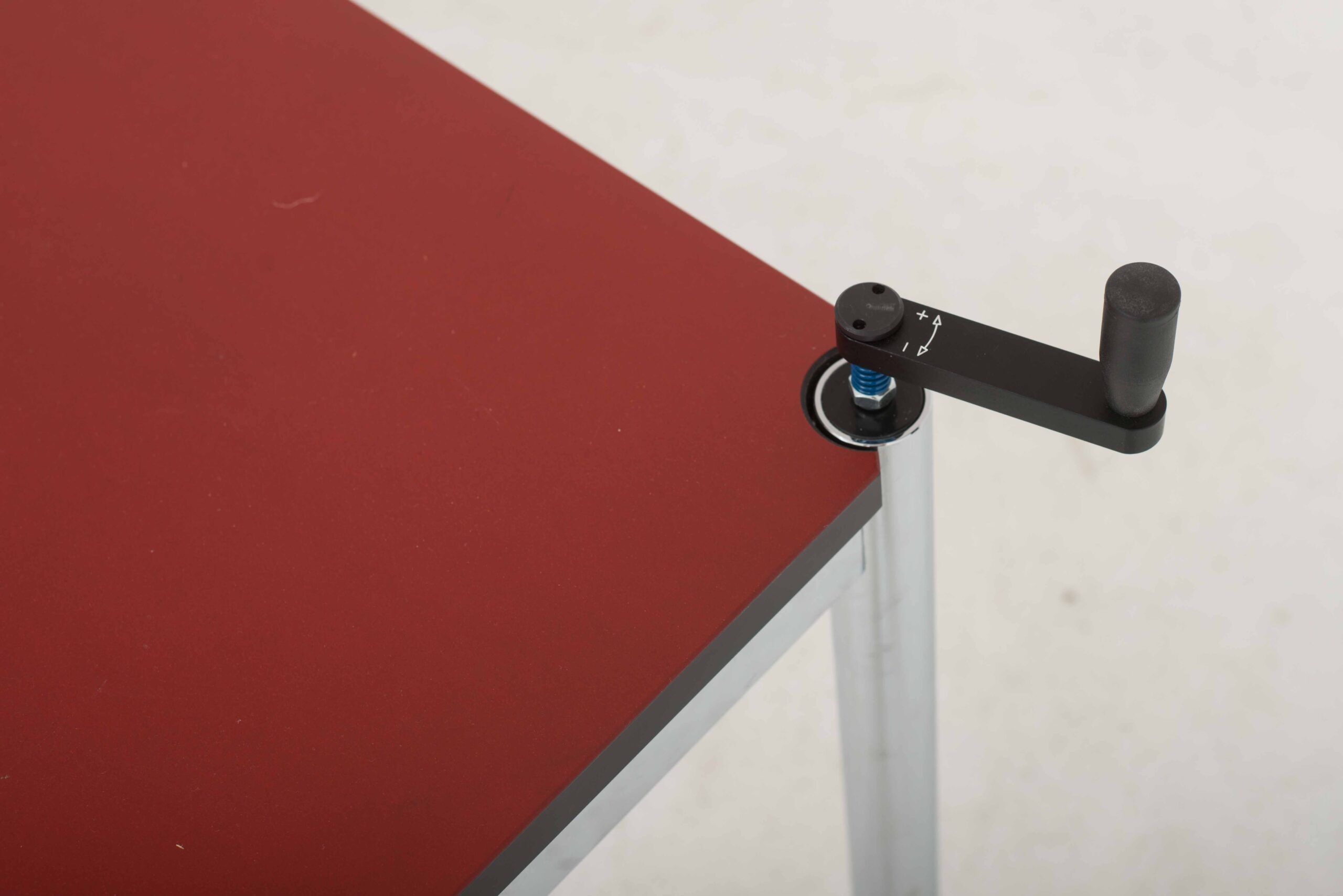Höhenverstellbarer USM Schreibtisch in Linoleum rot-7