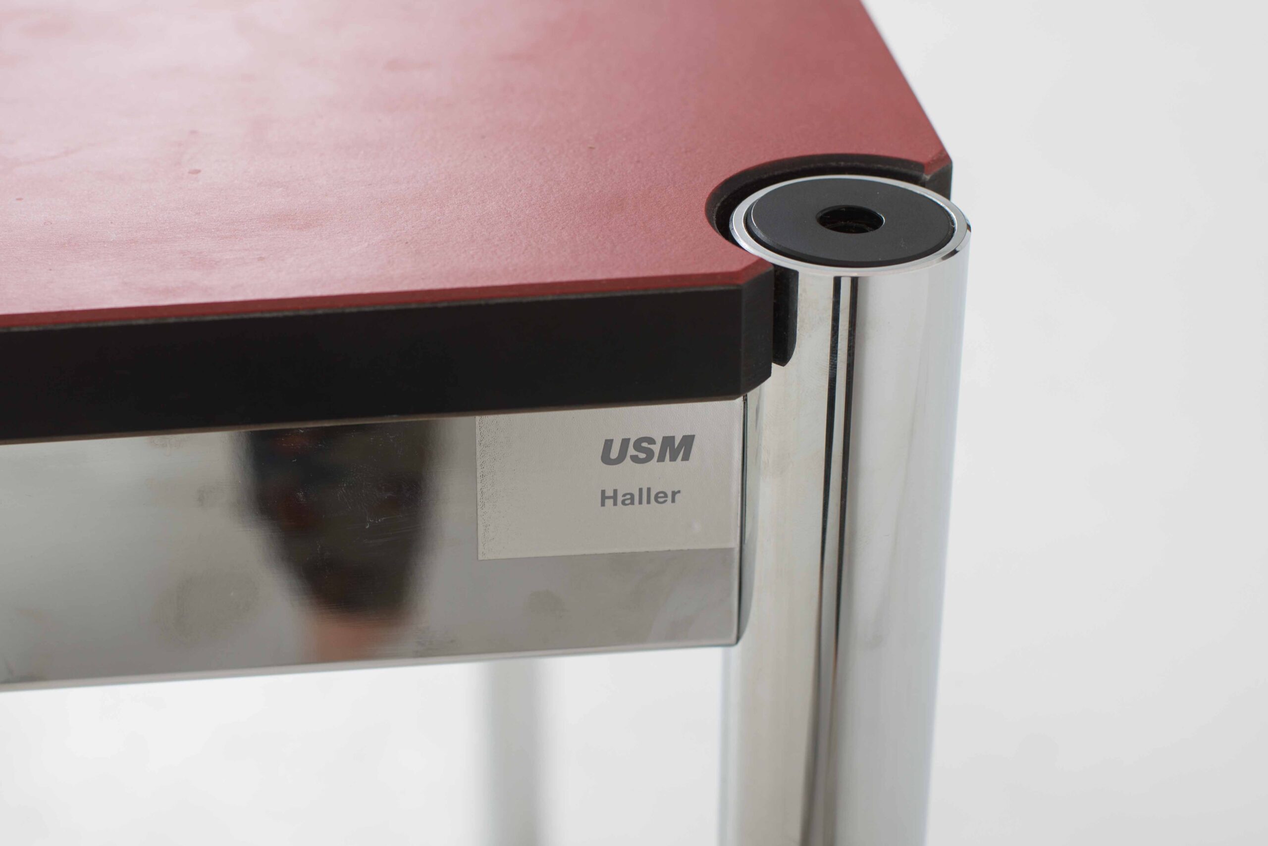 Höhenverstellbarer USM Schreibtisch in Linoleum rot-8
