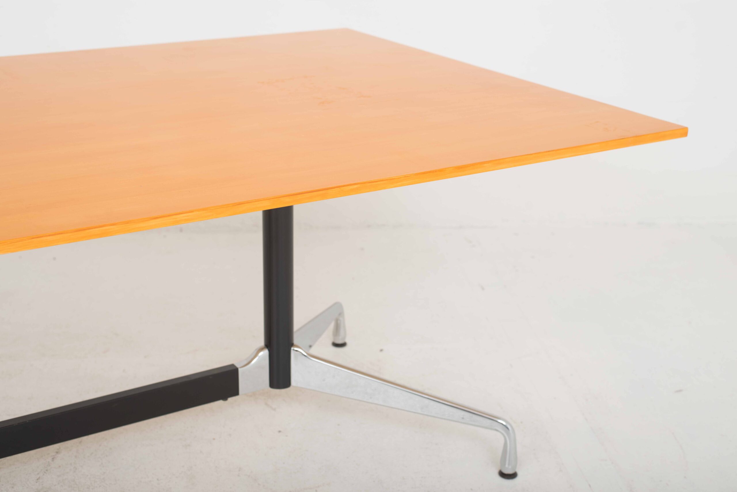 Charles &amp; Ray Eames Segmented Table von Vitra-7