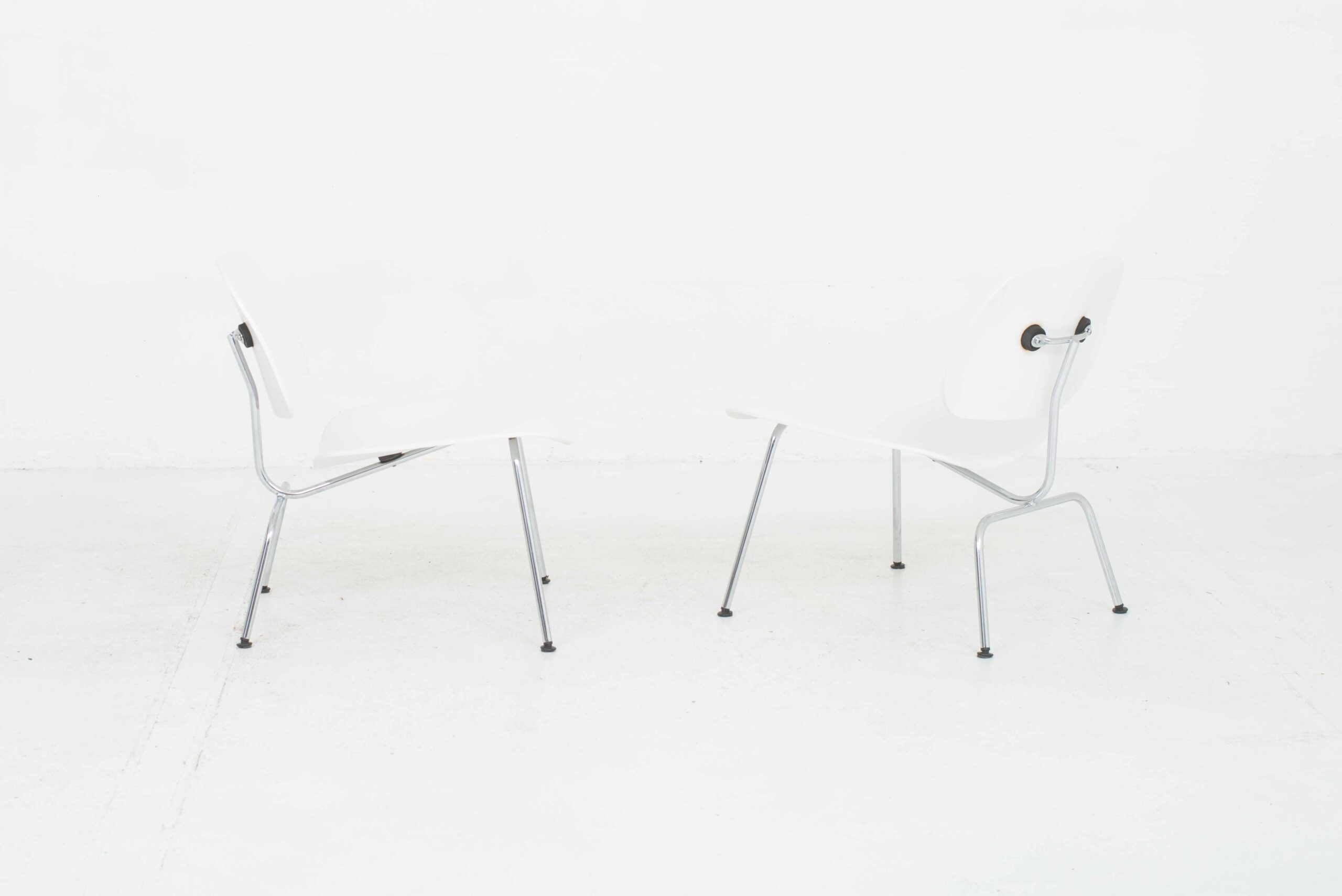 Charles &amp; Ray Eames LCM Sessel von Vitra in Weiss-1