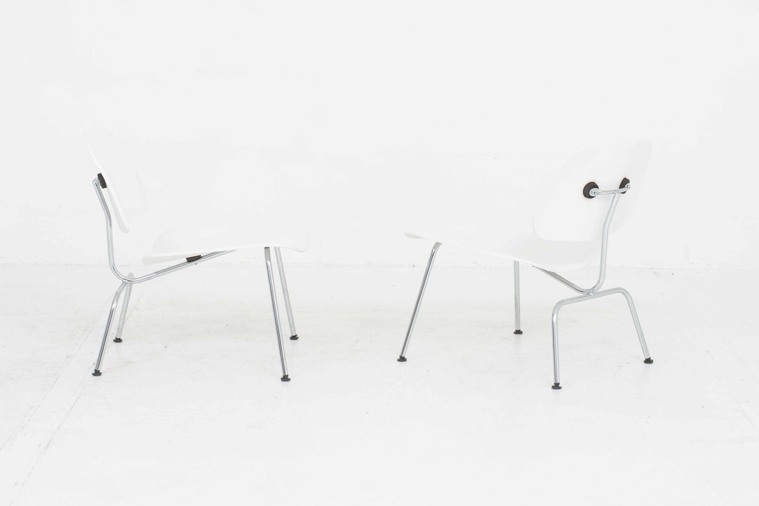 Charles &amp; Ray Eames LCM Sessel von Vitra in Weiss-2