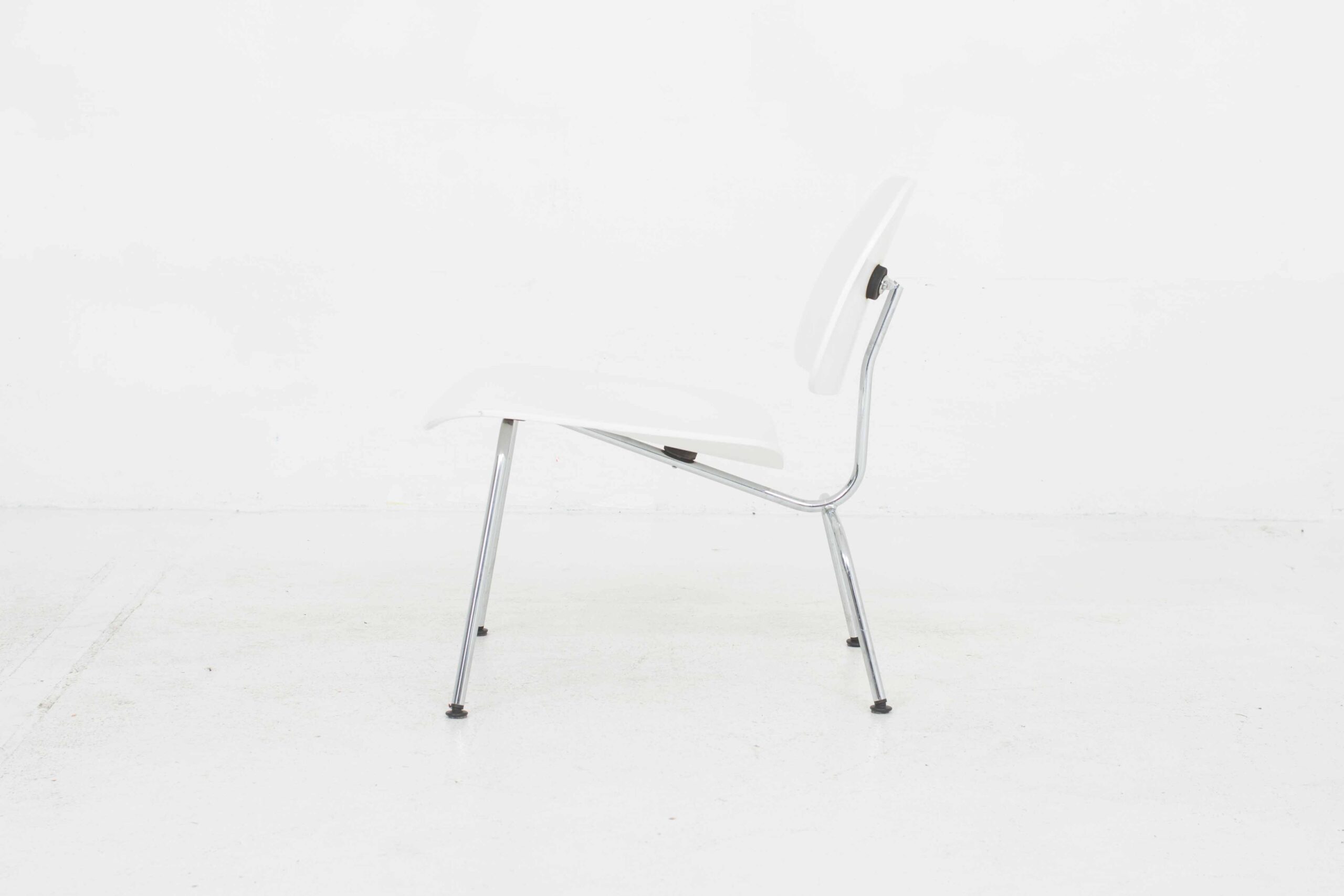 Charles &amp; Ray Eames LCM Sessel von Vitra in Weiss-4
