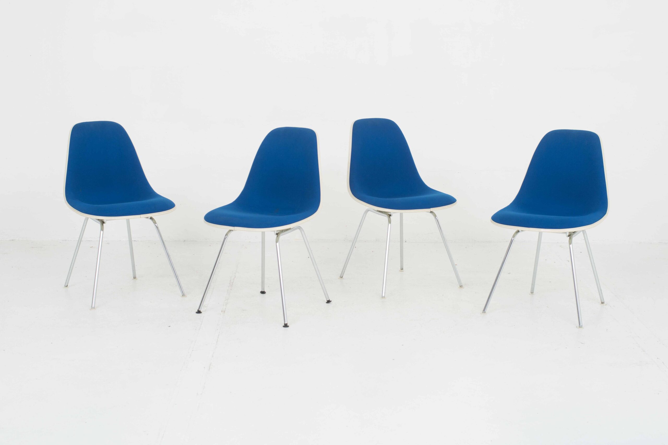 Eames Fiberglas Side Chairs von Vitra / Hermann Miller, im Viererset-0
