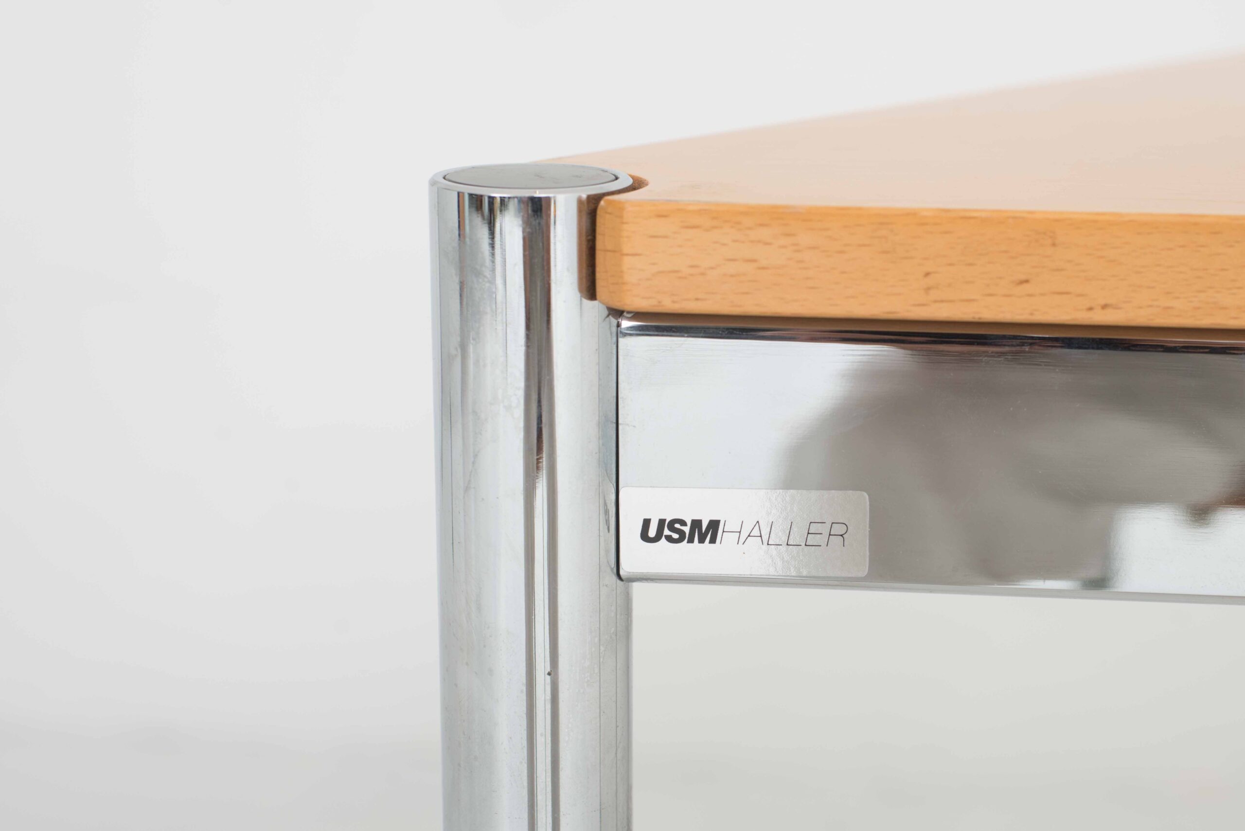 USM Schreibtisch trapezförmig in Buche-9