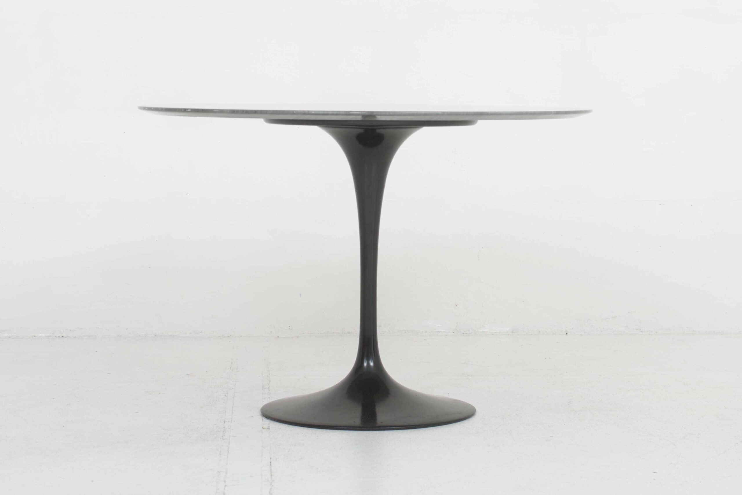 Knoll International Tulip Table 107cm von Eero Saarinen in Marmor-2