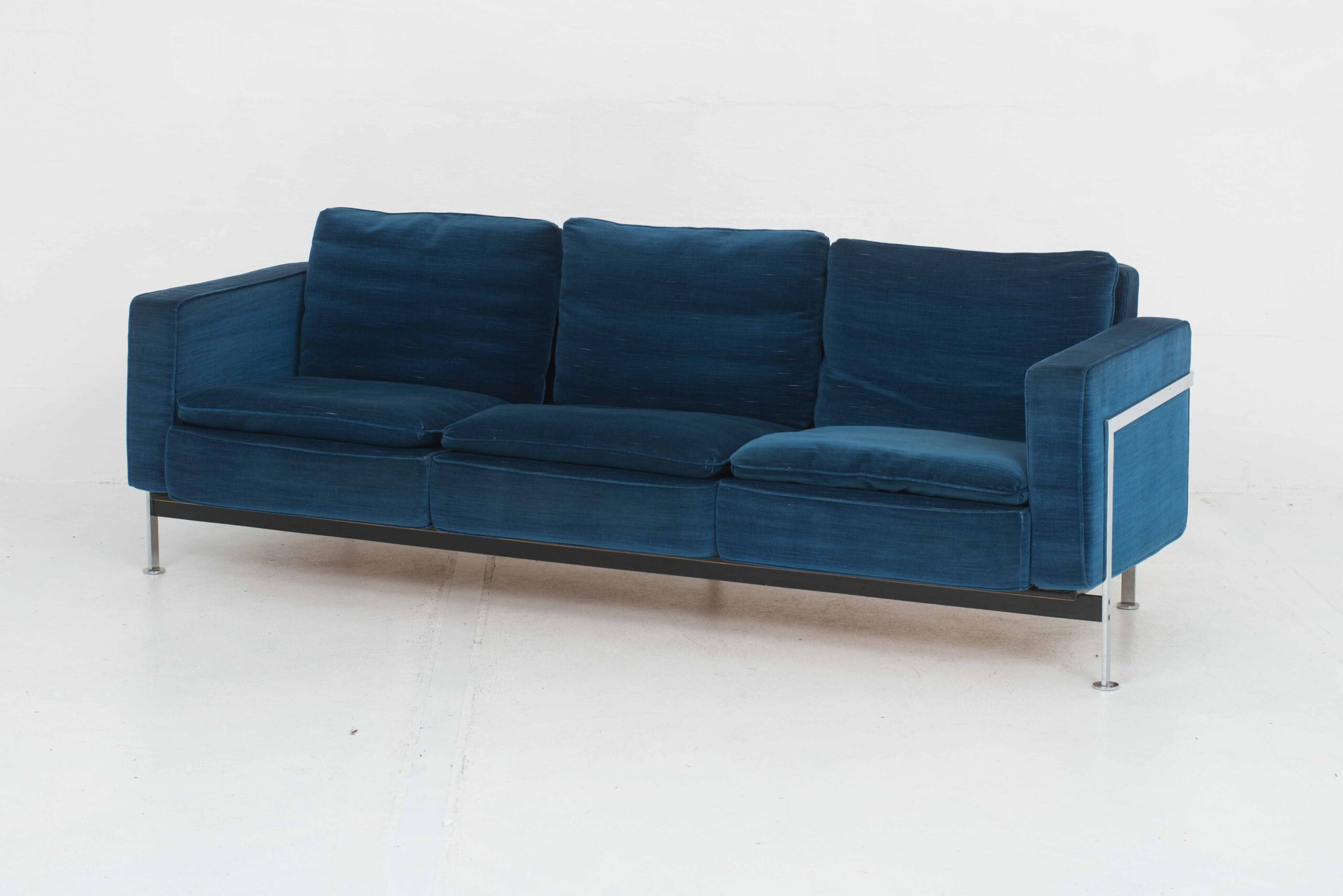 Haussmann RH 302 3er Sofa von Swiss Design in Königsblau-0