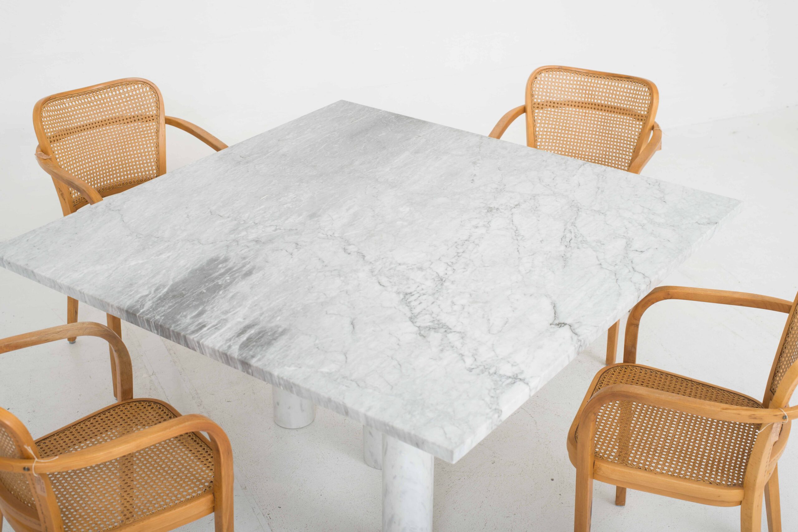 Eleganter Tisch aus Marmor-6