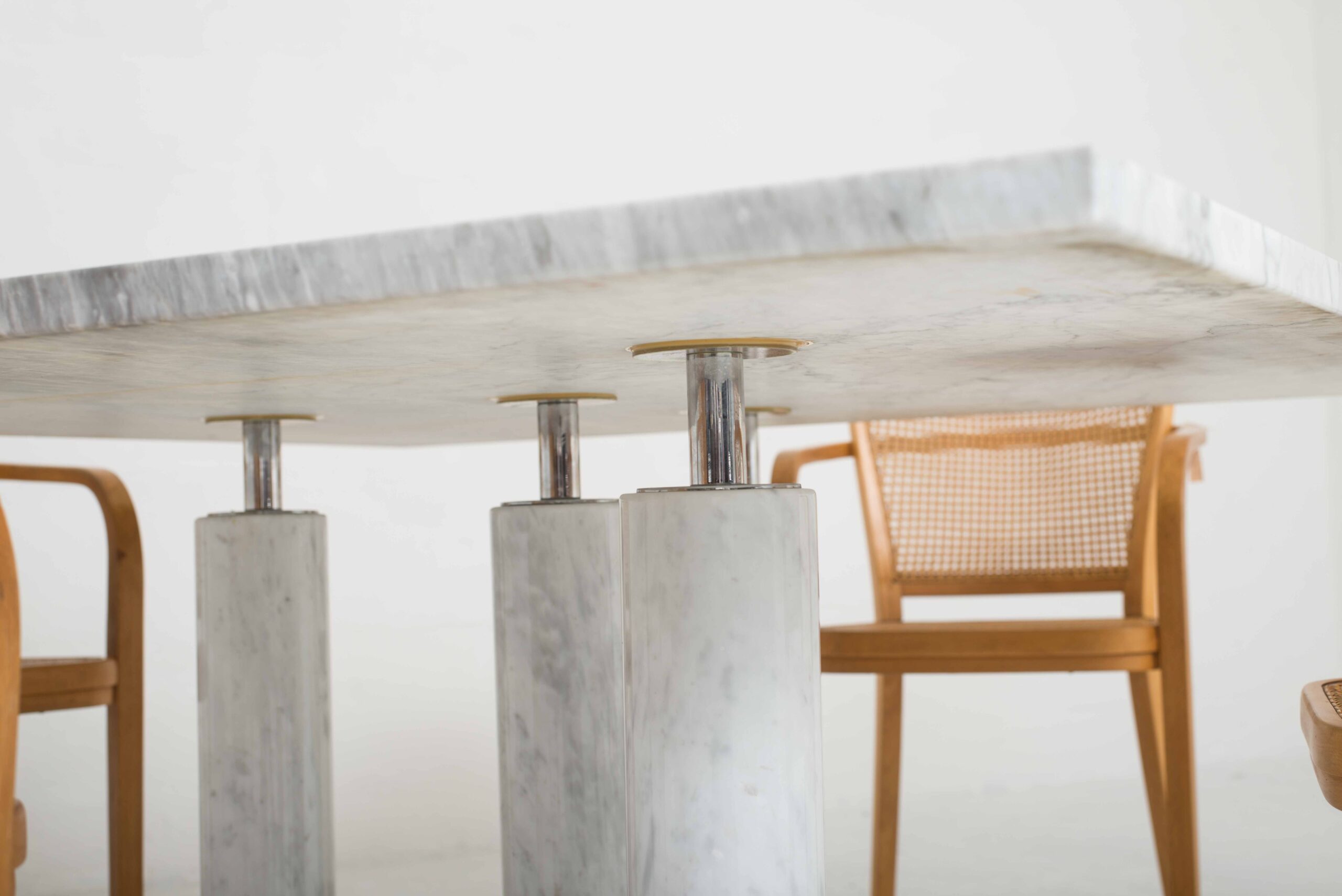 Eleganter Tisch aus Marmor-5