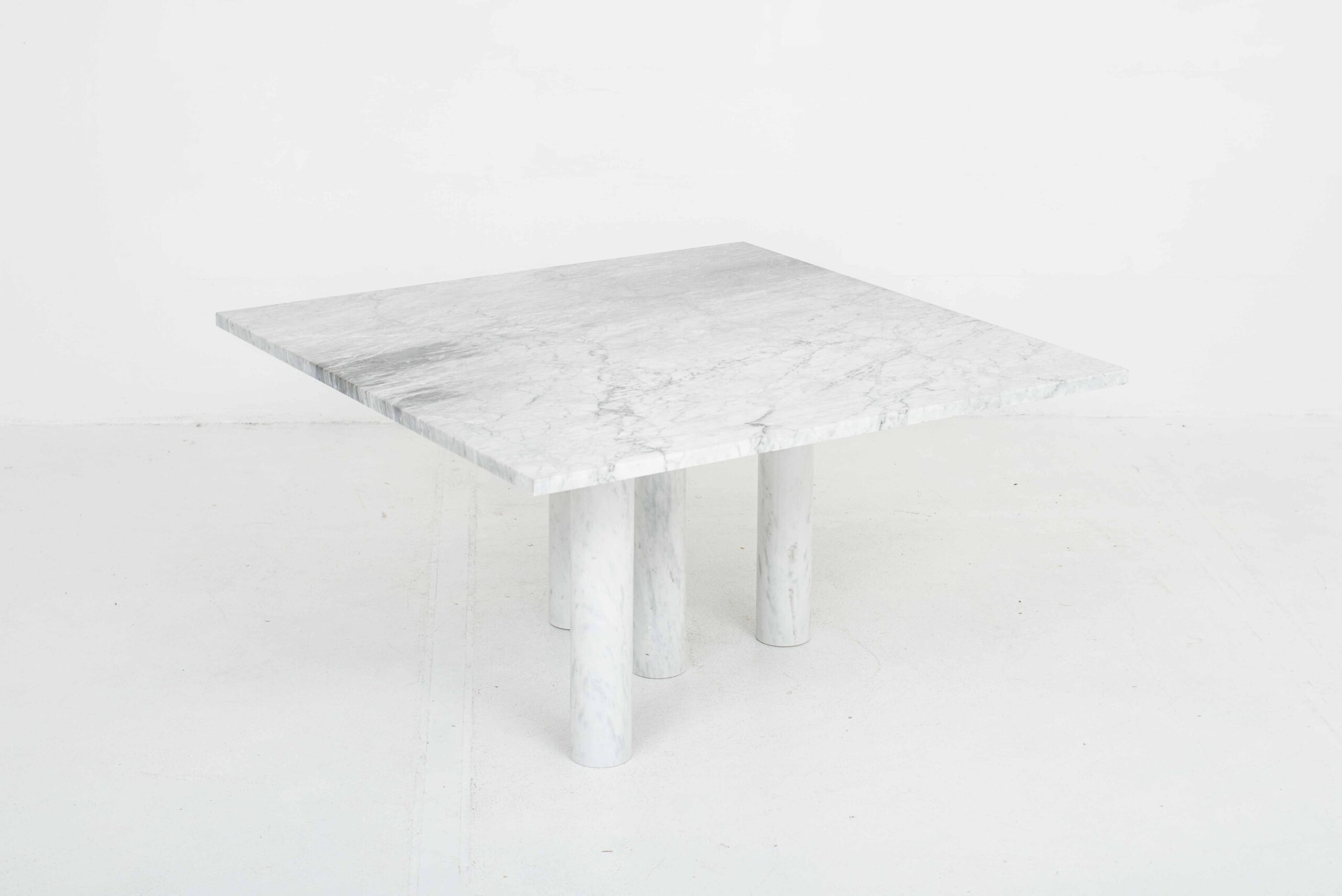 Eleganter Tisch aus Marmor-3