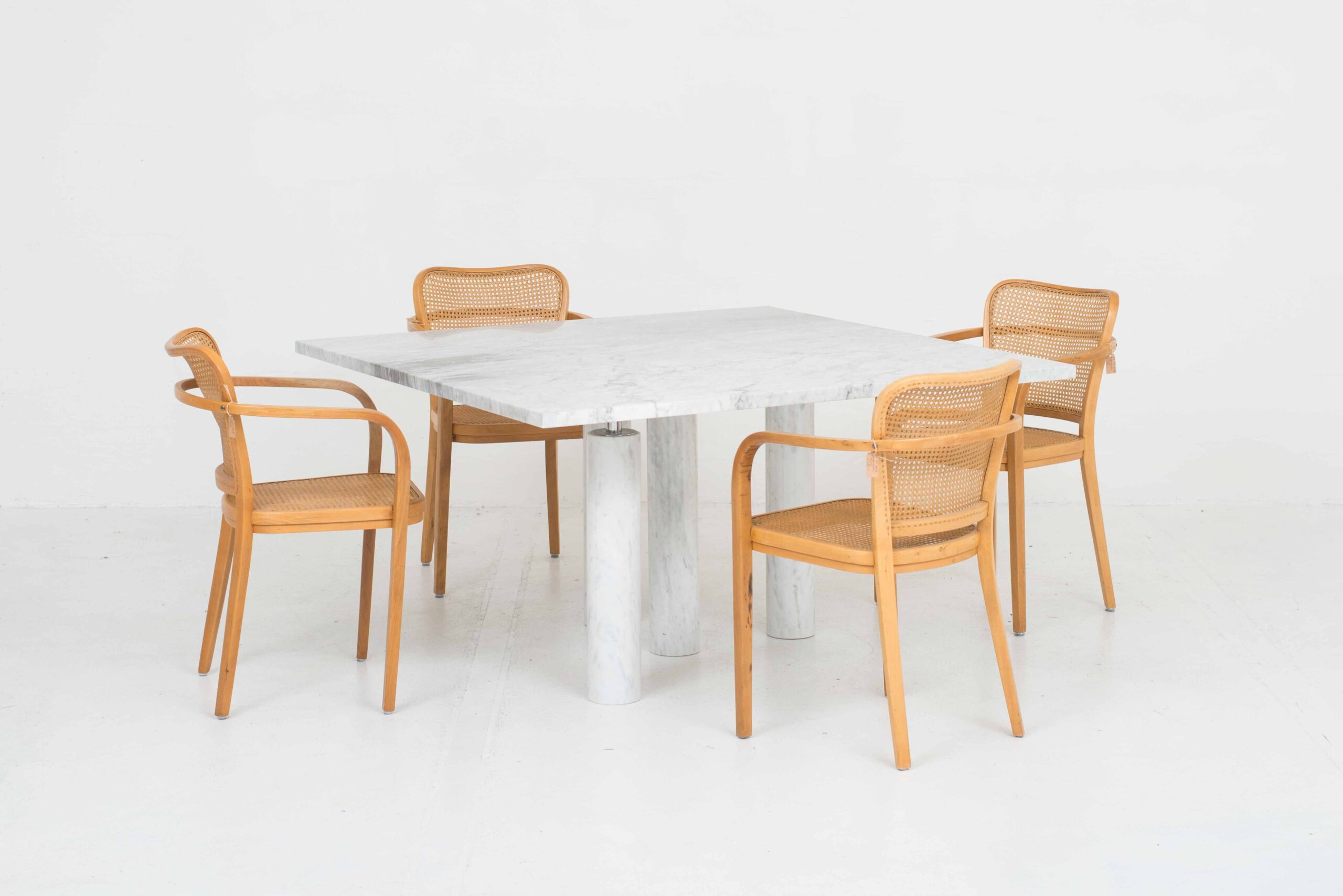 Eleganter Tisch aus Marmor-0