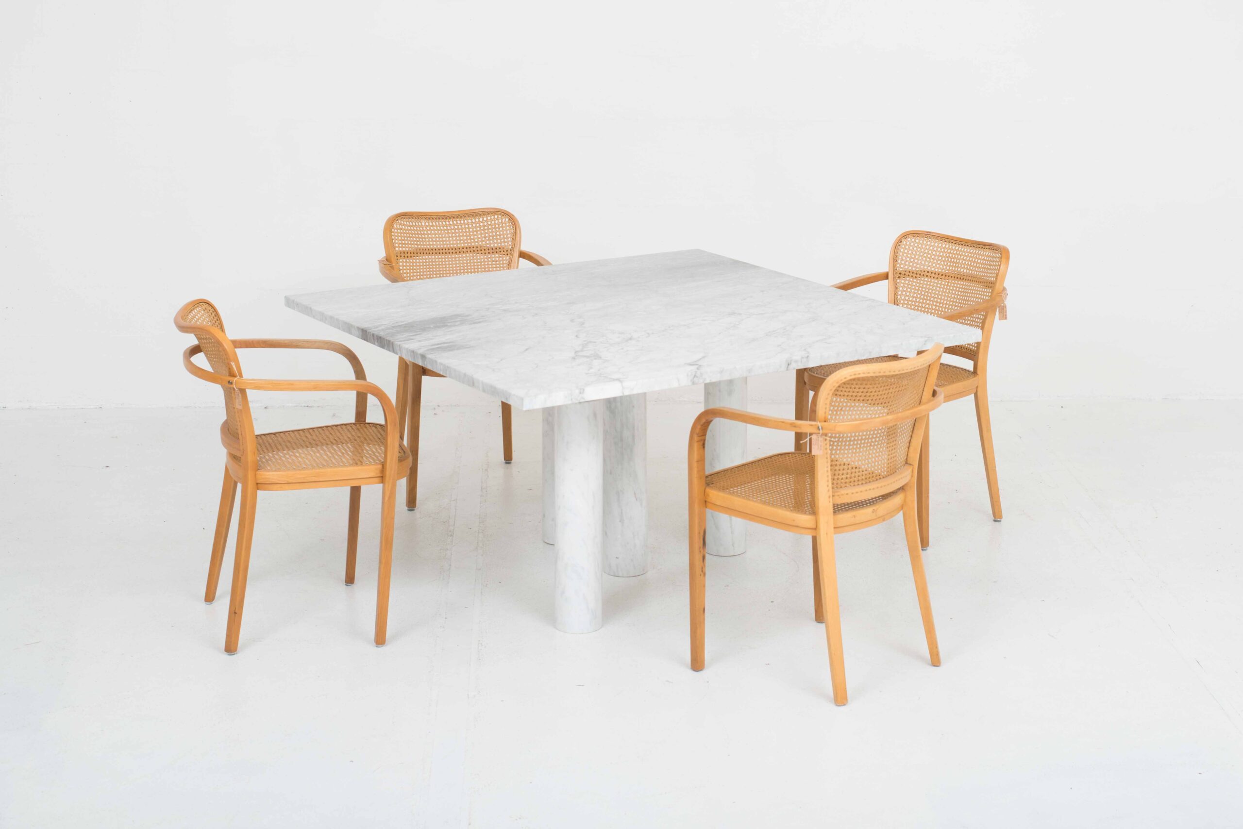 Eleganter Tisch aus Marmor-10