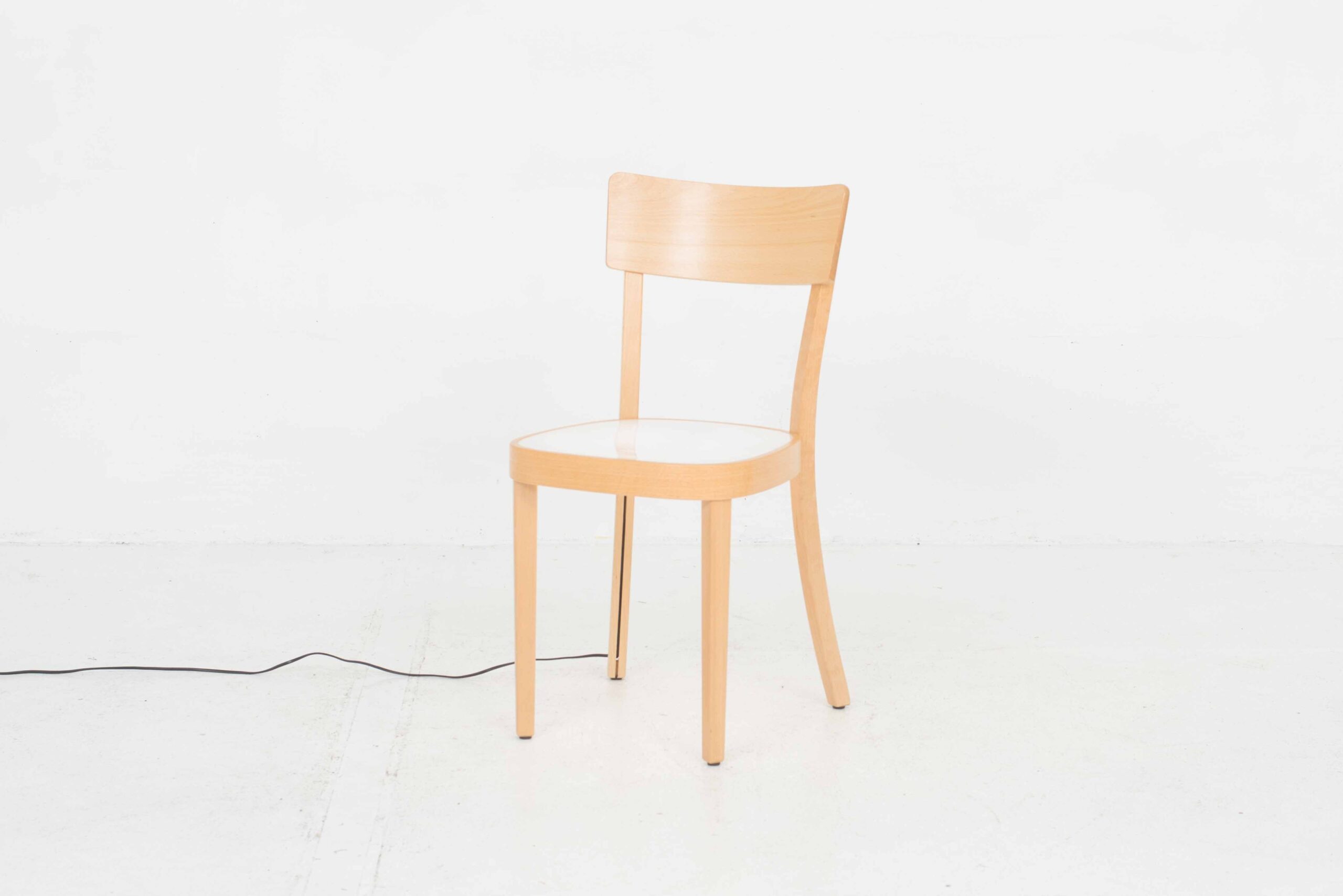 Horgenglarus / Hidden Pof 1 Stuhl mit Leuchtsitzfläche von Jörg Boner-2