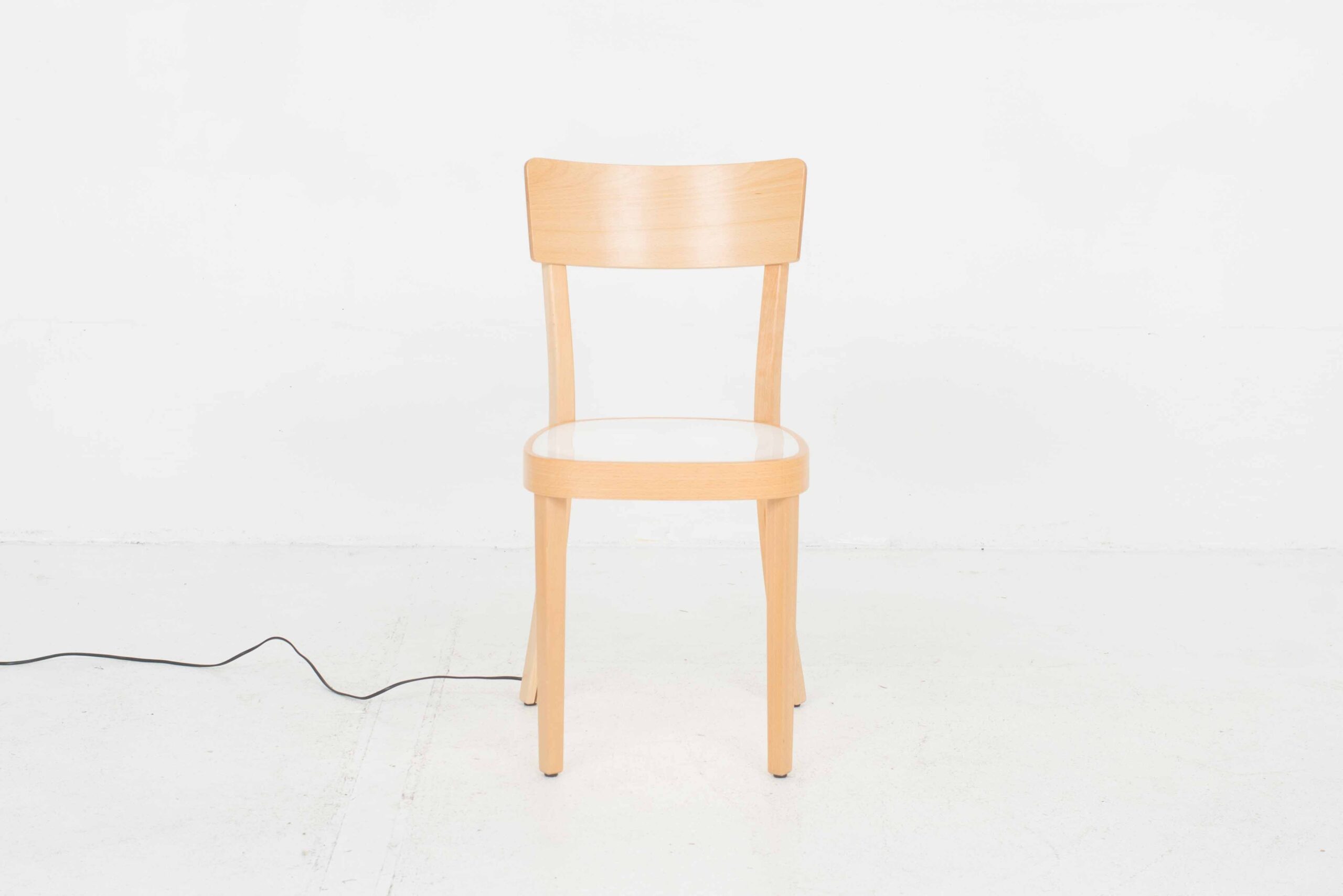 Horgenglarus / Hidden Pof 1 Stuhl mit Leuchtsitzfläche von Jörg Boner-3
