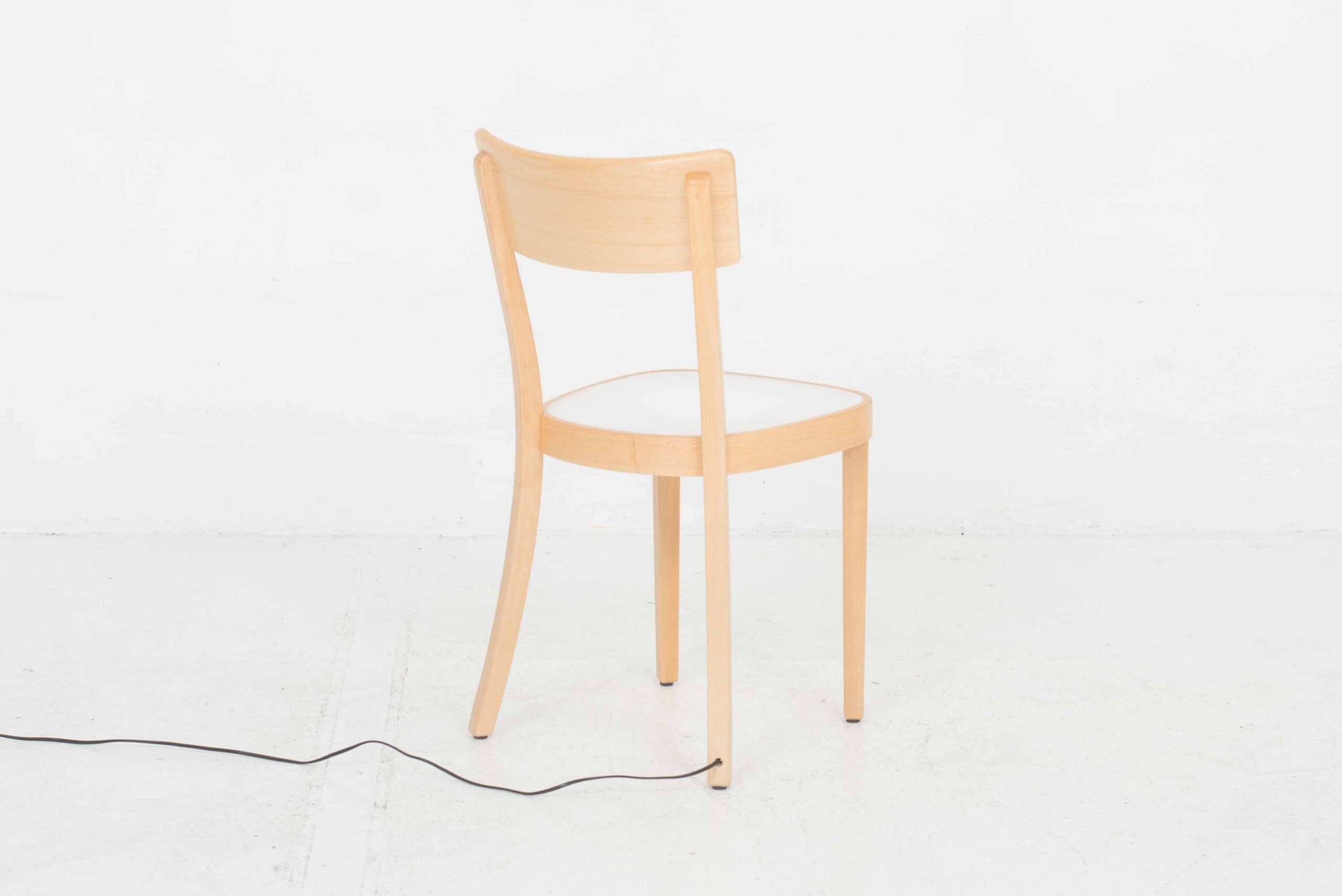 Horgenglarus / Hidden Pof 1 Stuhl mit Leuchtsitzfläche von Jörg Boner-4